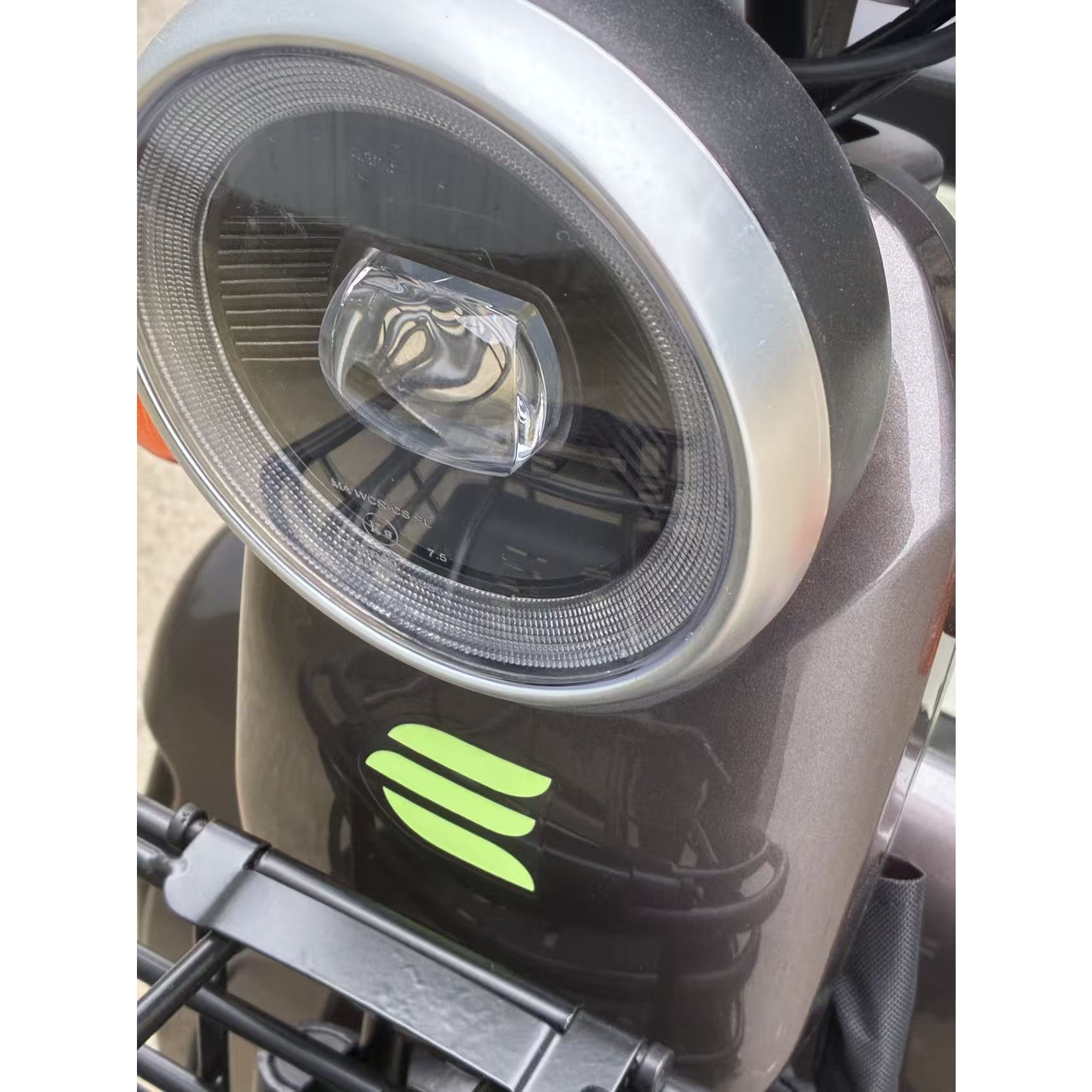 Triciclu Electric V6, Saige, Fara Permis, cu Doua Locuri, Motor 1800W, Baterie 72V24Ah, Autonomie 60km, 220x88x105 cm, Viteza Maxima 25km/h, Alb Coffee