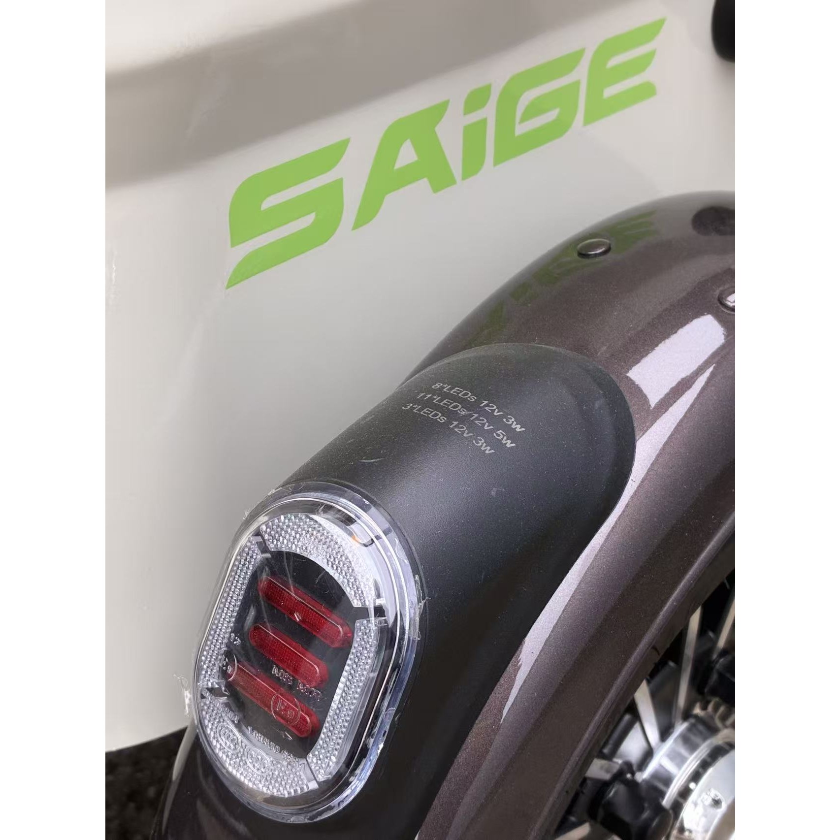 Triciclu Electric V6, Saige, Fara Permis, cu Doua Locuri, Motor 1800W, Baterie 72V24Ah, Autonomie 60km, 220x88x105 cm, Viteza Maxima 25km/h, Alb Coffee