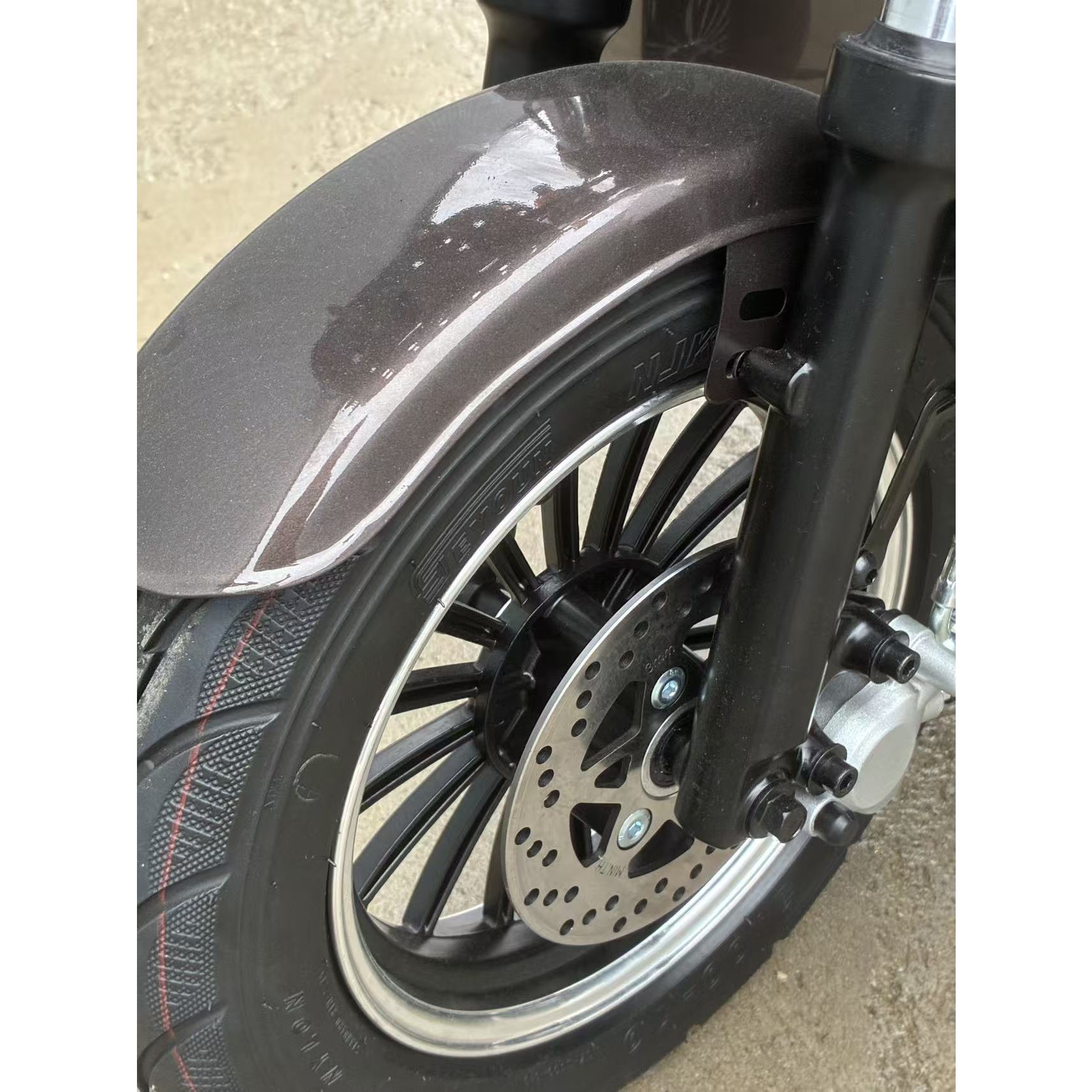 Triciclu Electric V6, Saige, Fara Permis, cu Doua Locuri, Motor 1800W, Baterie 72V24Ah, Autonomie 60km, 220x88x105 cm, Viteza Maxima 25km/h, Alb Coffee