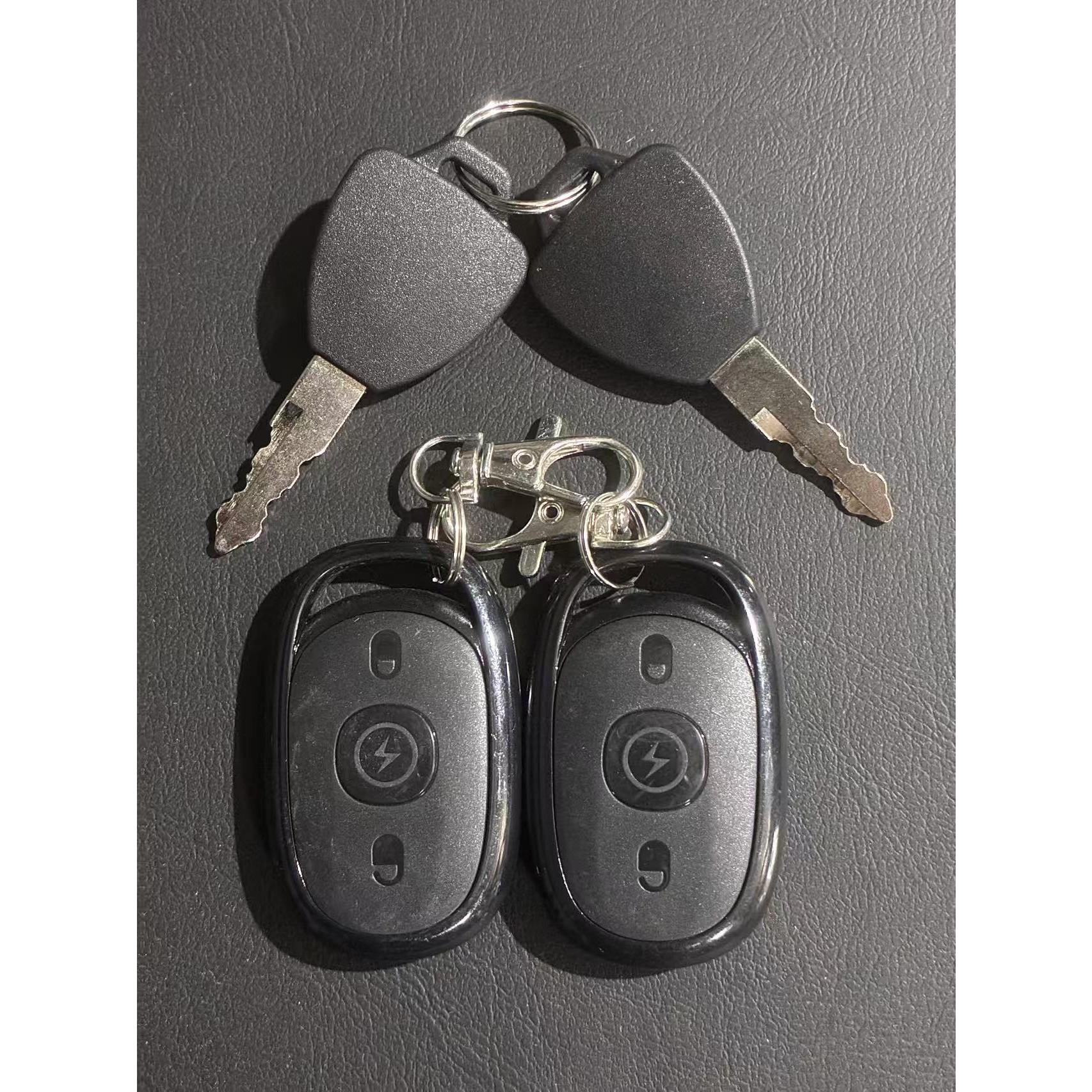 Triciclu Electric V6, Saige, Fara Permis, cu Doua Locuri, Motor 1800W, Baterie 72V24Ah, Autonomie 60km, 220x88x105 cm, Viteza Maxima 25km/h, Rosu