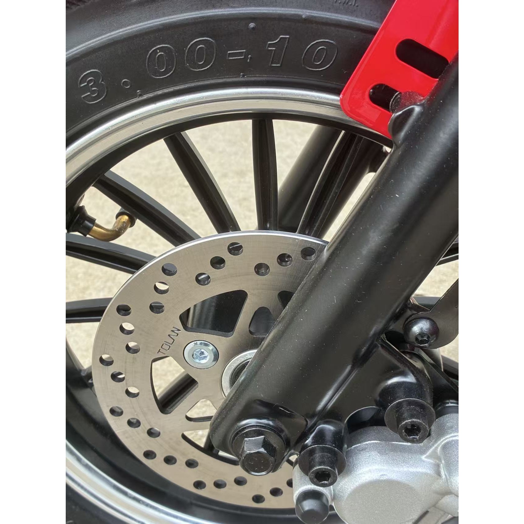 Triciclu Electric V6, Saige, Fara Permis, cu Doua Locuri, Motor 1800W, Baterie 72V24Ah, Autonomie 60km, 220x88x105 cm, Viteza Maxima 25km/h, Rosu