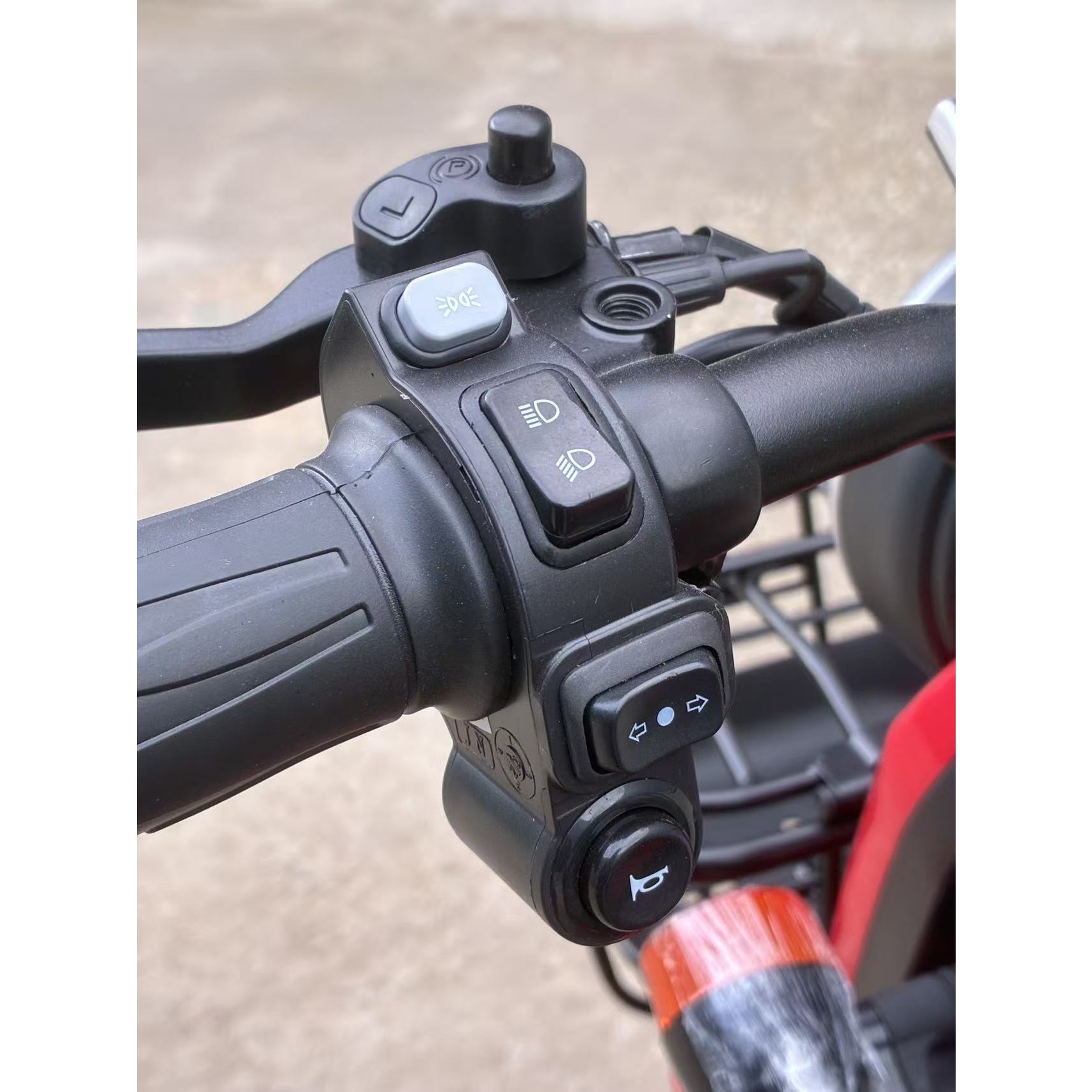 Triciclu Electric V6, Saige, Fara Permis, cu Doua Locuri, Motor 1800W, Baterie 72V24Ah, Autonomie 60km, 220x88x105 cm, Viteza Maxima 25km/h, Rosu