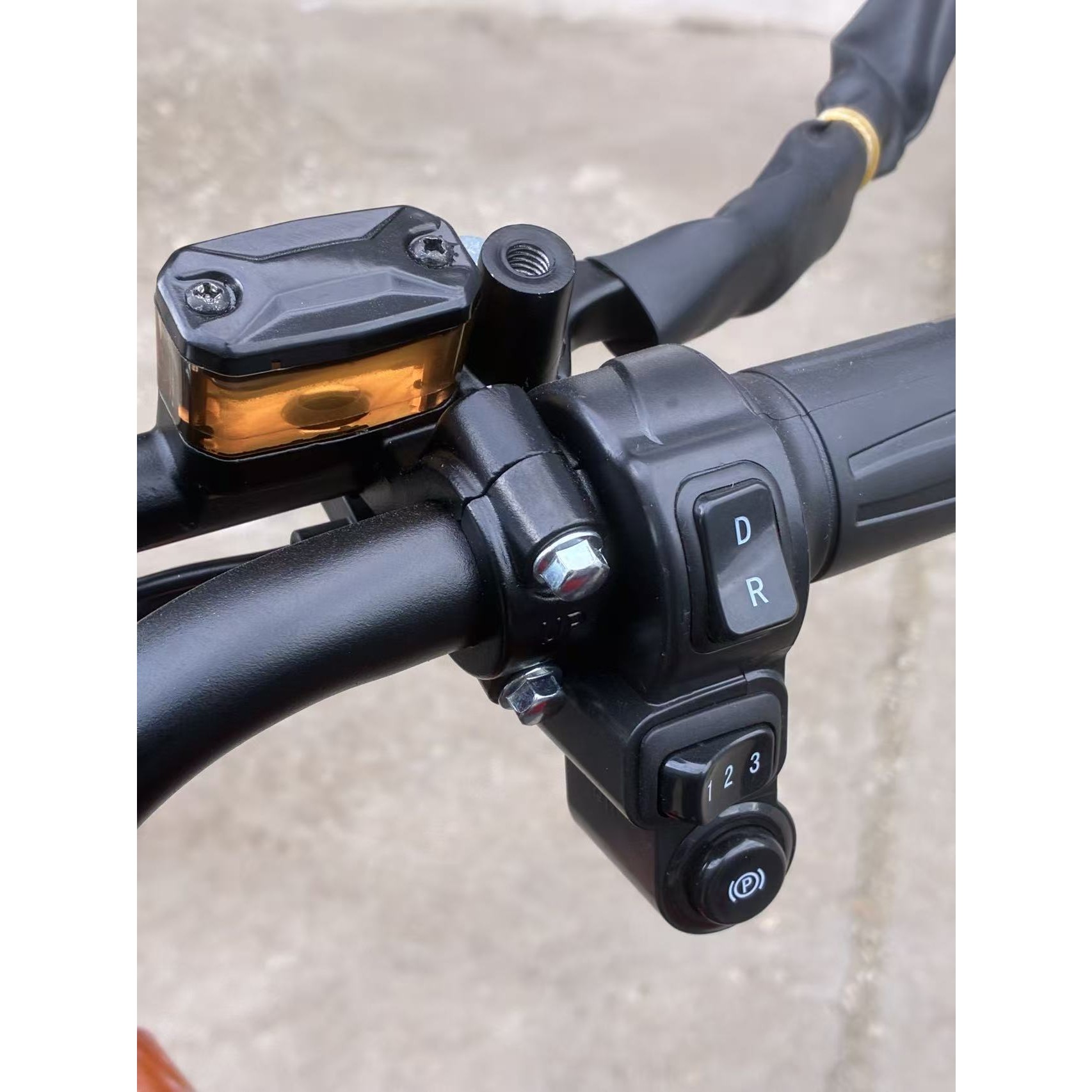 Triciclu Electric V6, Saige, Fara Permis, cu Doua Locuri, Motor 1800W, Baterie 72V24Ah, Autonomie 60km, 220x88x105 cm, Viteza Maxima 25km/h, Rosu