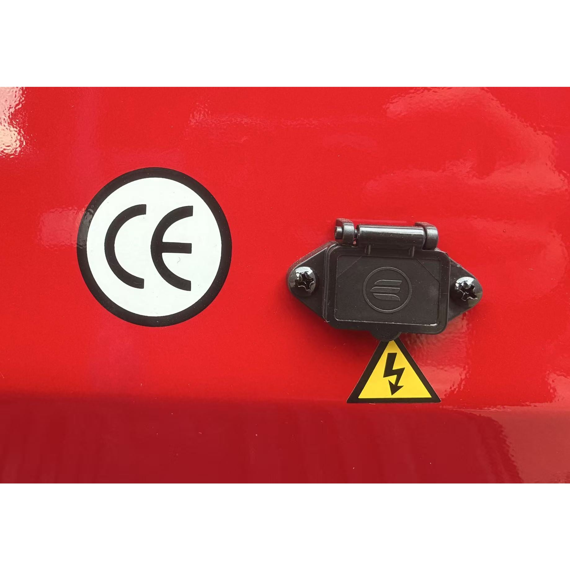 Triciclu Electric V6, Saige, Fara Permis, cu Doua Locuri, Motor 1800W, Baterie 72V24Ah, Autonomie 60km, 220x88x105 cm, Viteza Maxima 25km/h, Rosu