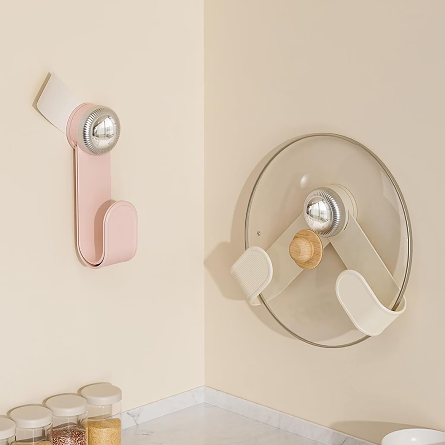 Suport pentru Capace Vase, Flippy, Suport de Depozitare pentru Capacul Oalei in Bucatarie, cu Ventuza, Usor de Montat pe Perete, 19 x 6 x 5 cm, Alb Crem