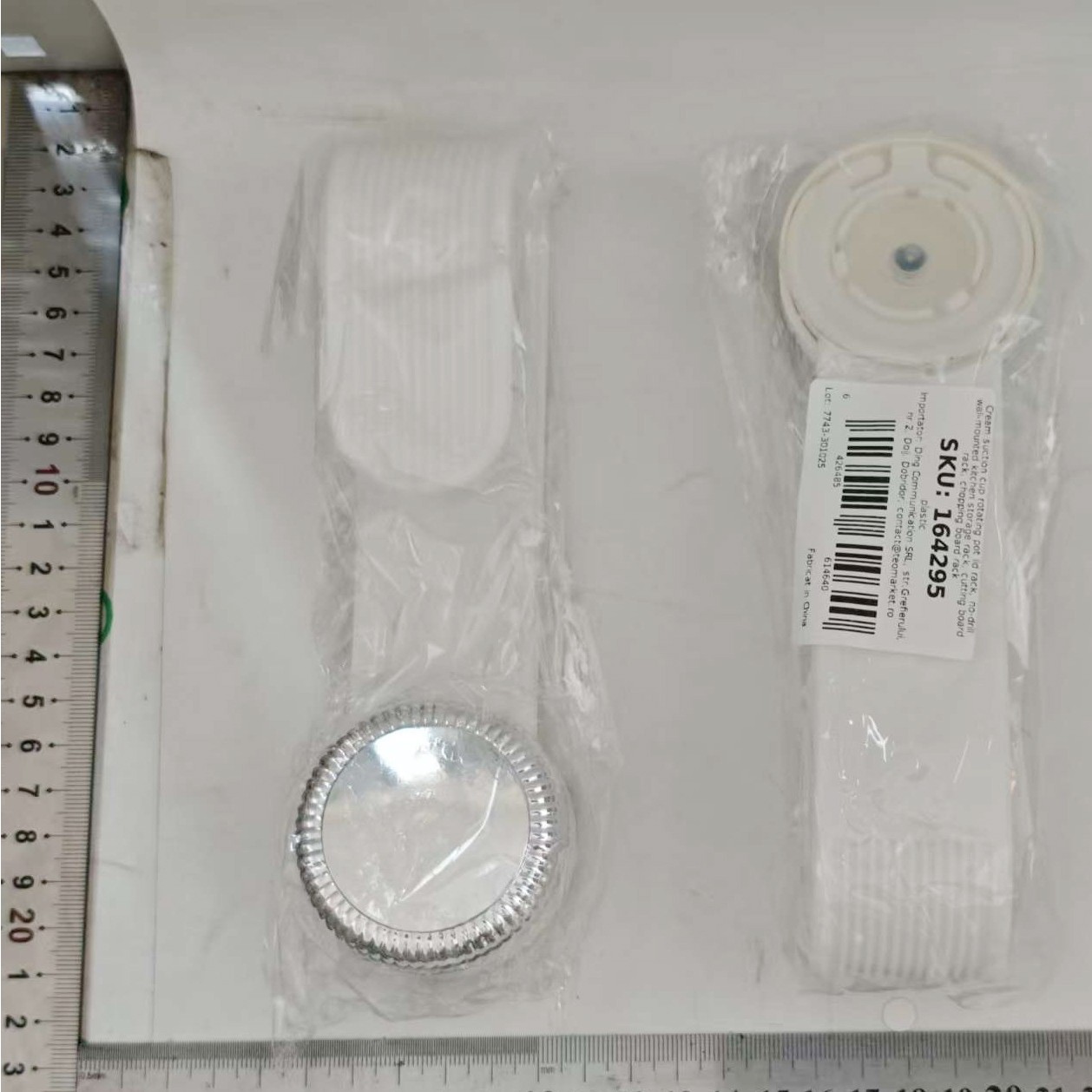 Suport pentru Capace Vase, Flippy, Suport de Depozitare pentru Capacul Oalei in Bucatarie, cu Ventuza, Usor de Montat pe Perete, 19 x 6 x 5 cm, Alb Crem