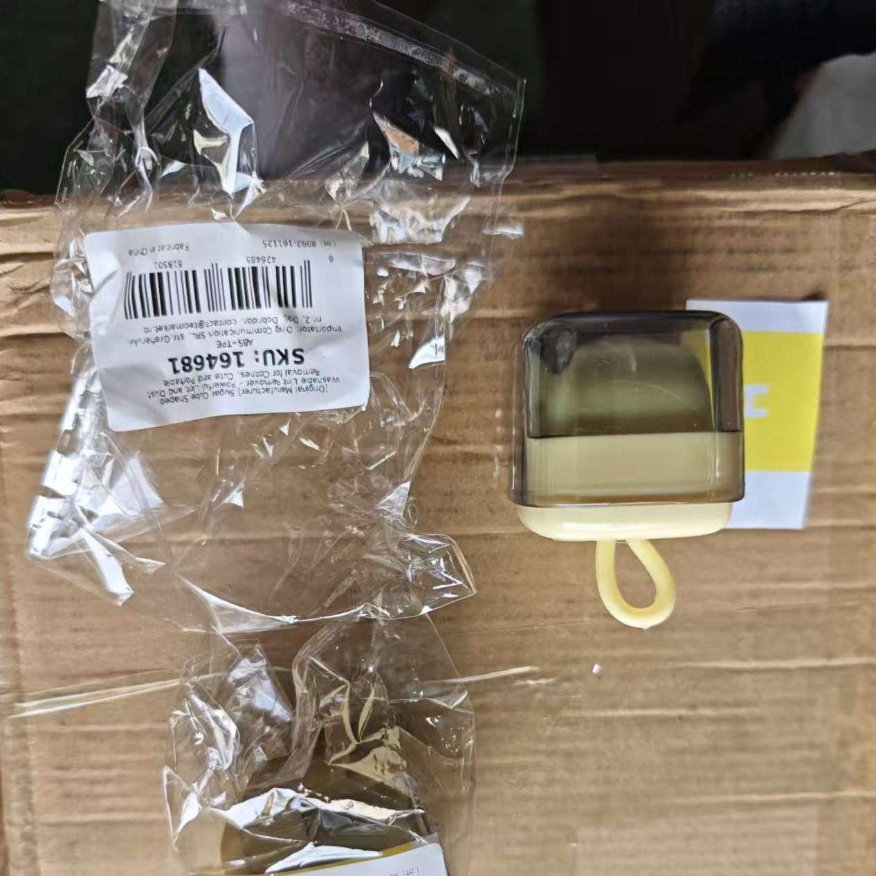 Rola pentru scame, Flippy, Indreptator de Scame Laviabila, forma de Cub din plastic, Portabil si Dragut 6 x 4.3 x 4.3 cm, Alb Crema