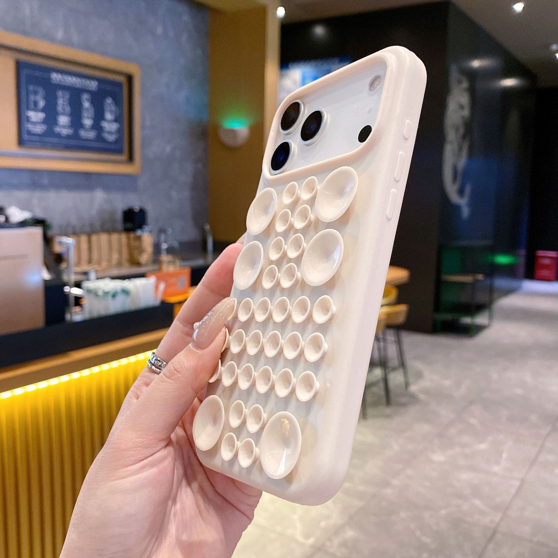 Husa cu Ventuze, Flippy, Compatibila iPhone 17 Pro, din Silicon, Interior Microfibra, Crem