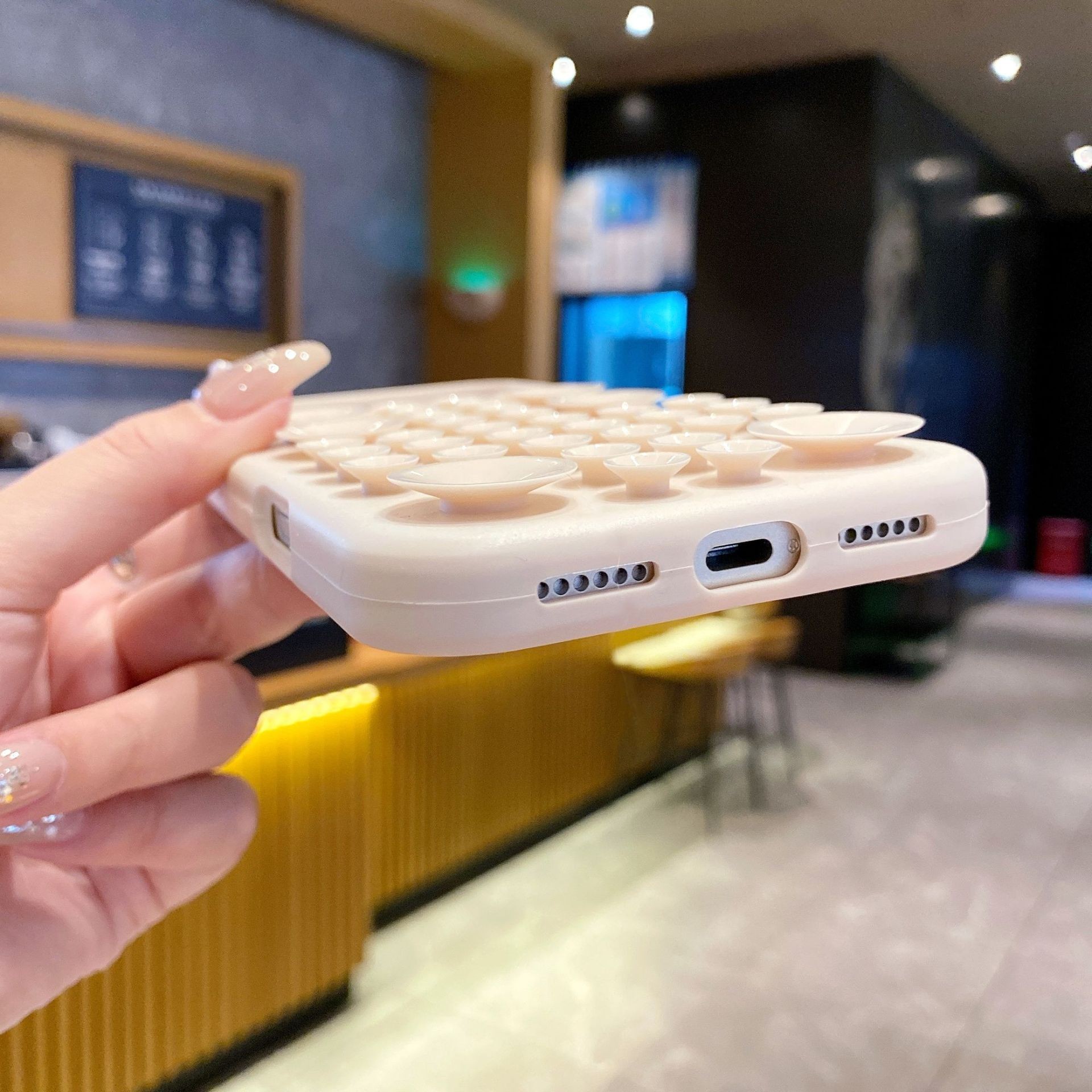 Husa cu Ventuze, Flippy, Compatibila iPhone 17 Air, din Silicon, Interior Microfibra, Crem