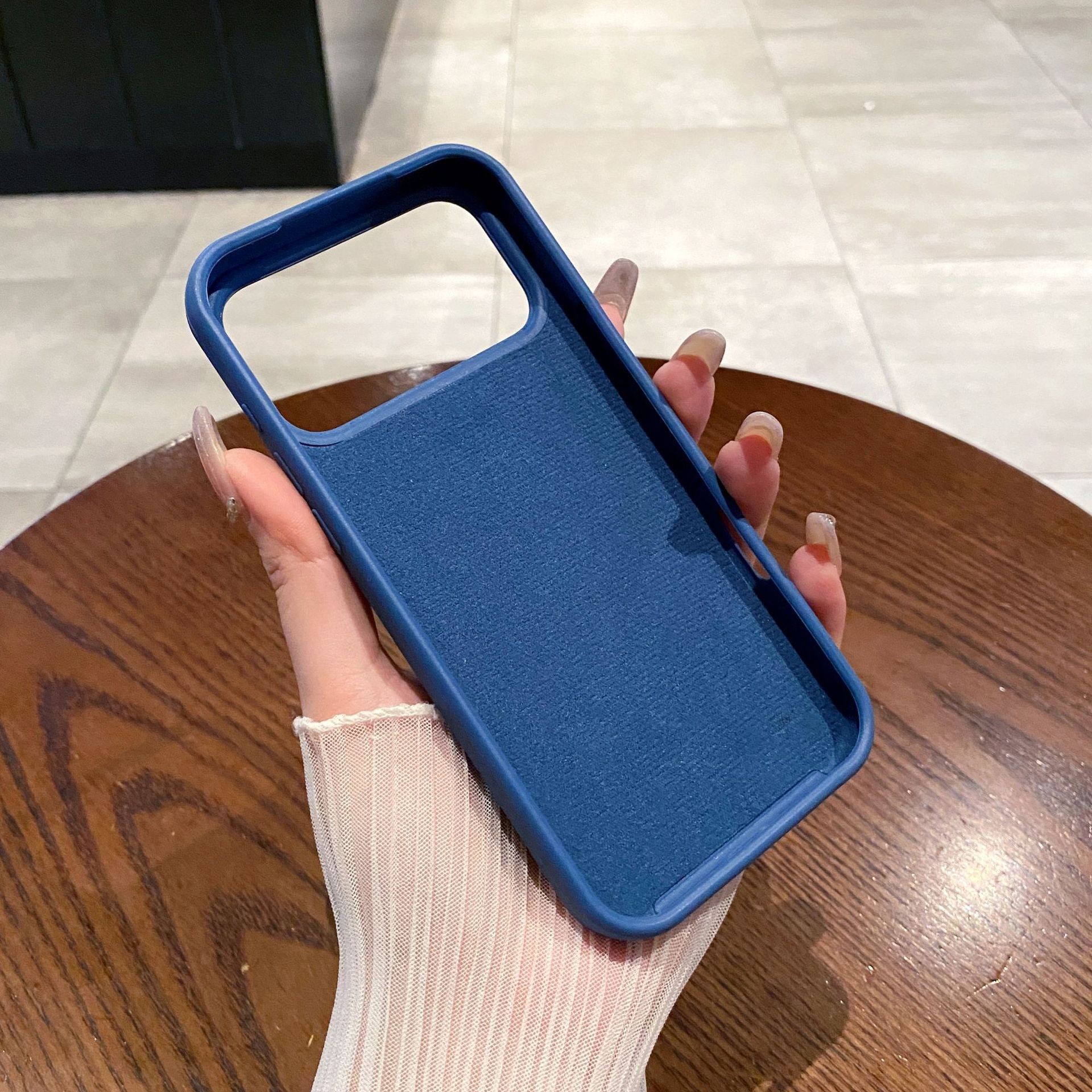 Husa din Silicon pentru iPhone 17 Pro, Flippy, cu Ventuze, Rezistenta la Socuri, Gri