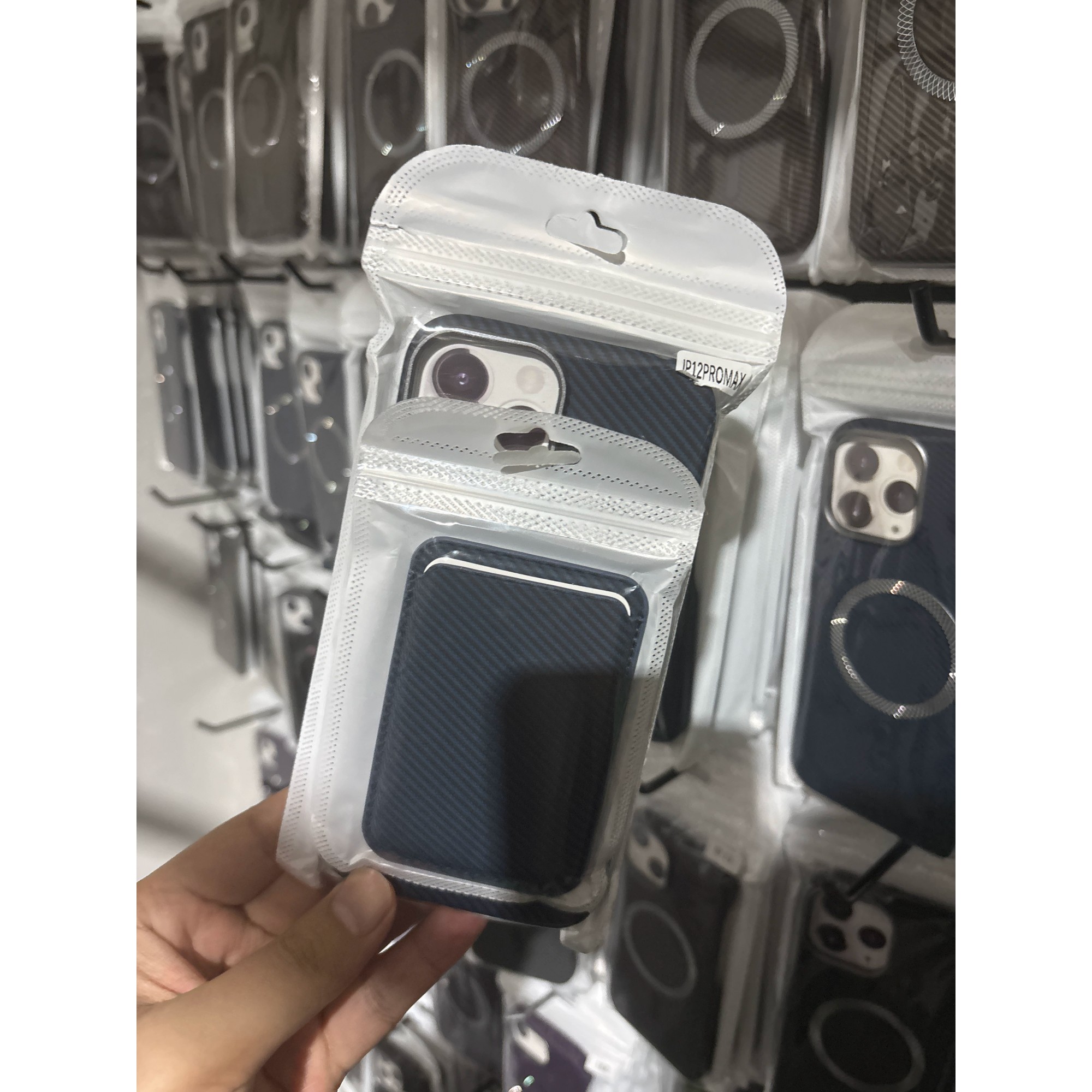 Husa MagSafe pentru iPhone 17 Pro Max, Flippy, Suport Card Detasabil, Carcasa pentru Telefon, Textura Fibra de Carbon, Business Style, Mov