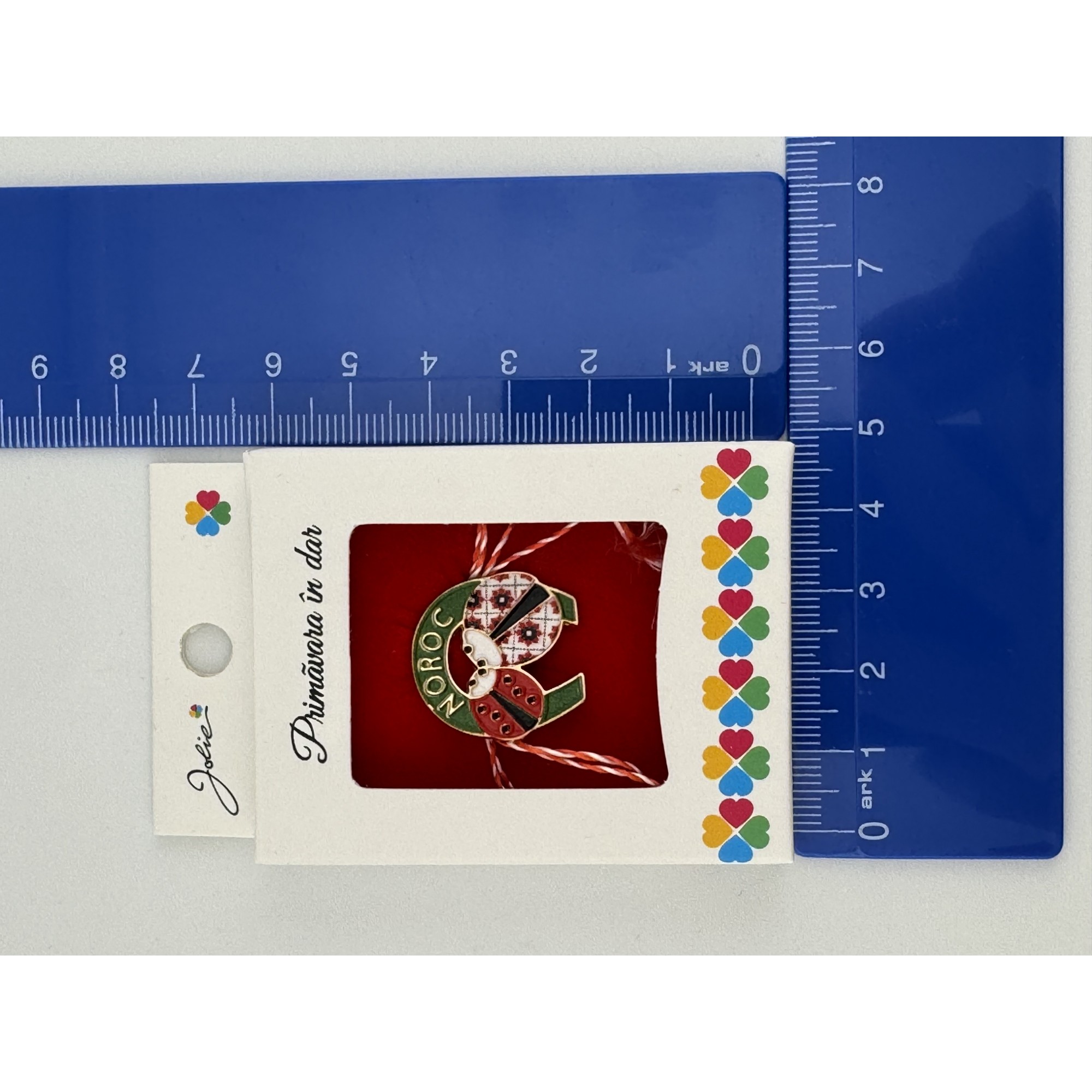 Martisor Brosa Mica in Cutie, Jolie, Design cu Mesaj, Dimensiune 2.5-3 cm, Material Metal, Model Potcoava si Buburuza