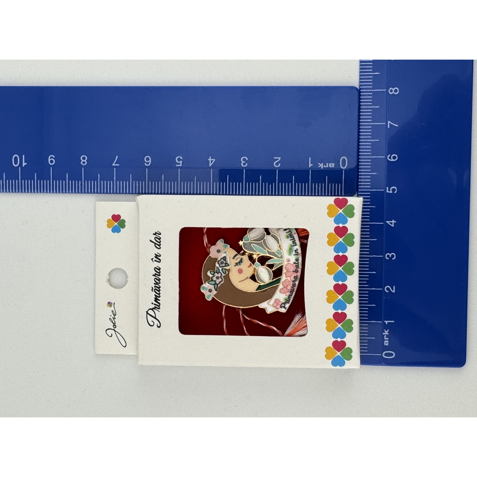 Martisor Brosa Mica in Cutie, Jolie, Design cu Mesaj, Material Metal, Dimensiune 2.5-3 cm, Model Traditional Fata cu Flori