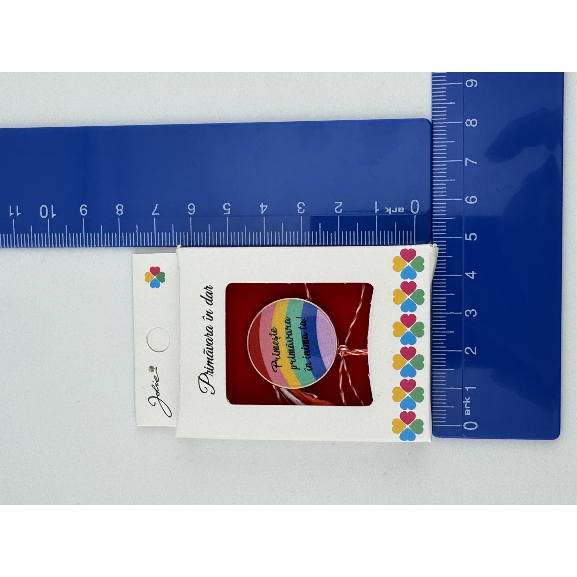 Martisor Brosa Mica in Cutie, Jolie, Design cu Mesaj, Dimensiune 2.5-3 cm, Material Metal, Model Rotund Curcubeu