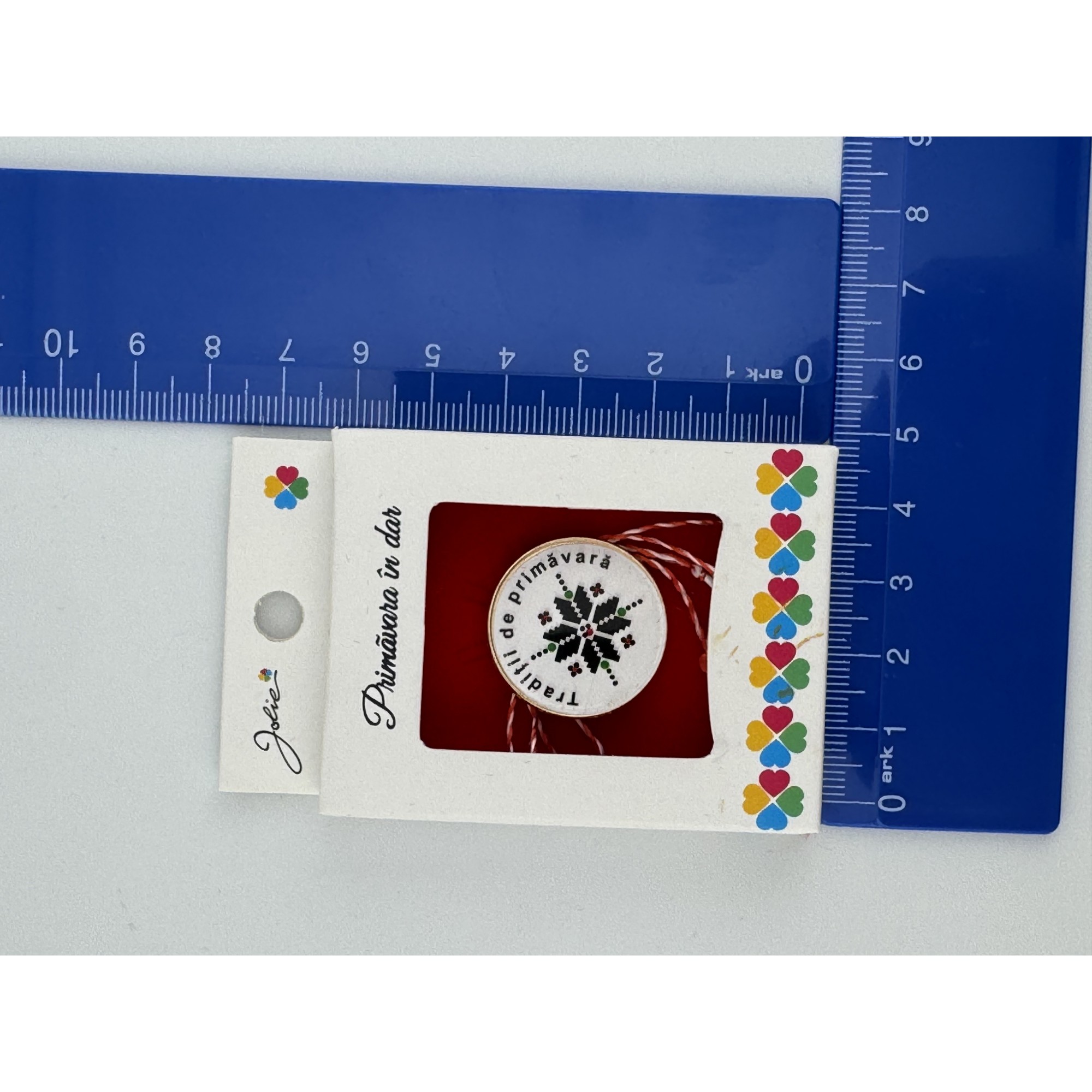 Martisor Brosa Mica in Cutie, Jolie, Design cu Mesaj, Dimensiune 2.5-3 cm, Material Metal, Model Rotund Traditional