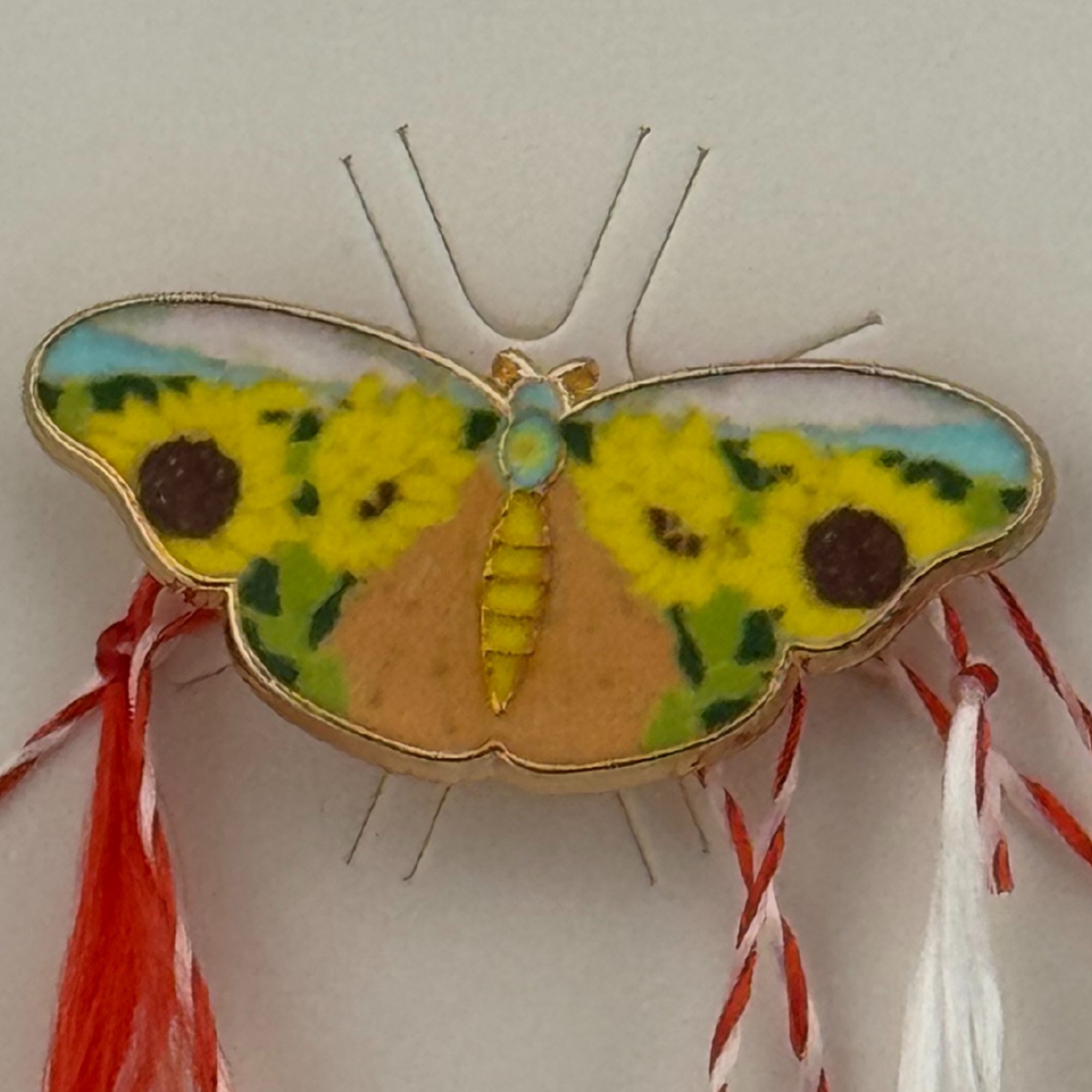 Martisor pentru copii, Jolie, Material Metal, Ambalaj Carton cu Design, Dimensiune Brosa Aproximativ 2x2 cm, Multicolor, Model Fluturas