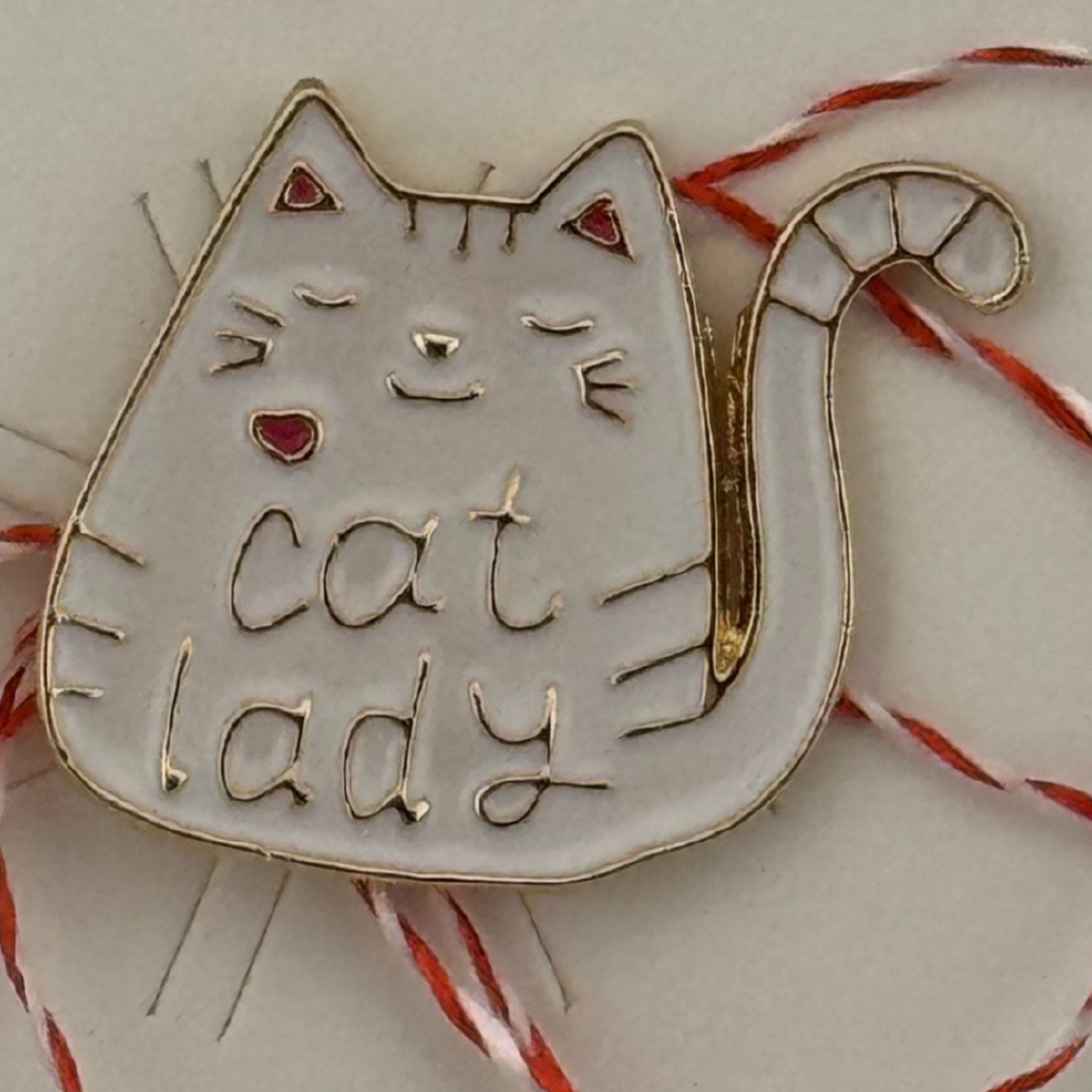 Martisor pentru copii, Jolie, Material Metal, Ambalaj Carton cu Design, Dimensiune Brosa Aproximativ 2x2 cm, Multicolor, cu Mesaj, Model Pisica