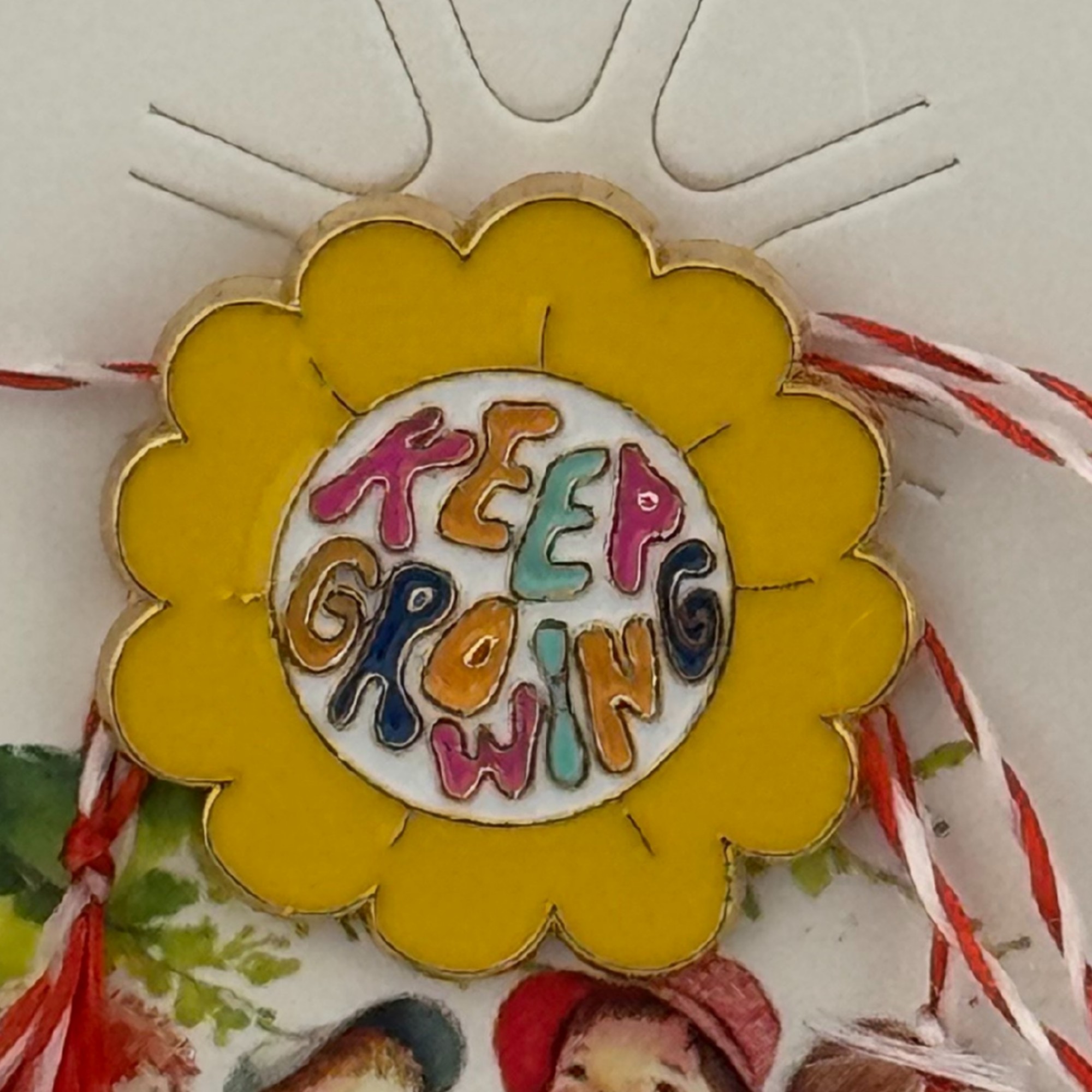 Martisor pentru copii, Jolie, Material Metal, Ambalaj Carton cu Design, Dimensiune Brosa Aproximativ 2x2 cm, Multicolor, cu Mesaj, Model Soare