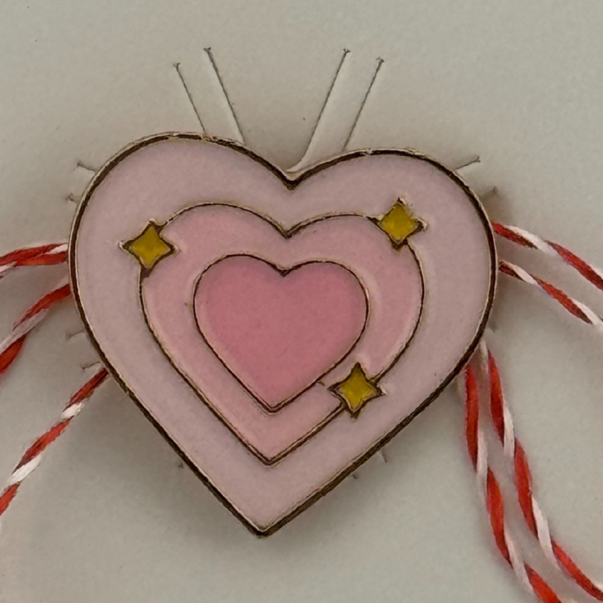 Martisor pentru copii, Jolie, Material Metal, Ambalaj Carton cu Design, Dimensiune Brosa Aproximativ 2x2 cm, Multicolor, Model Inima