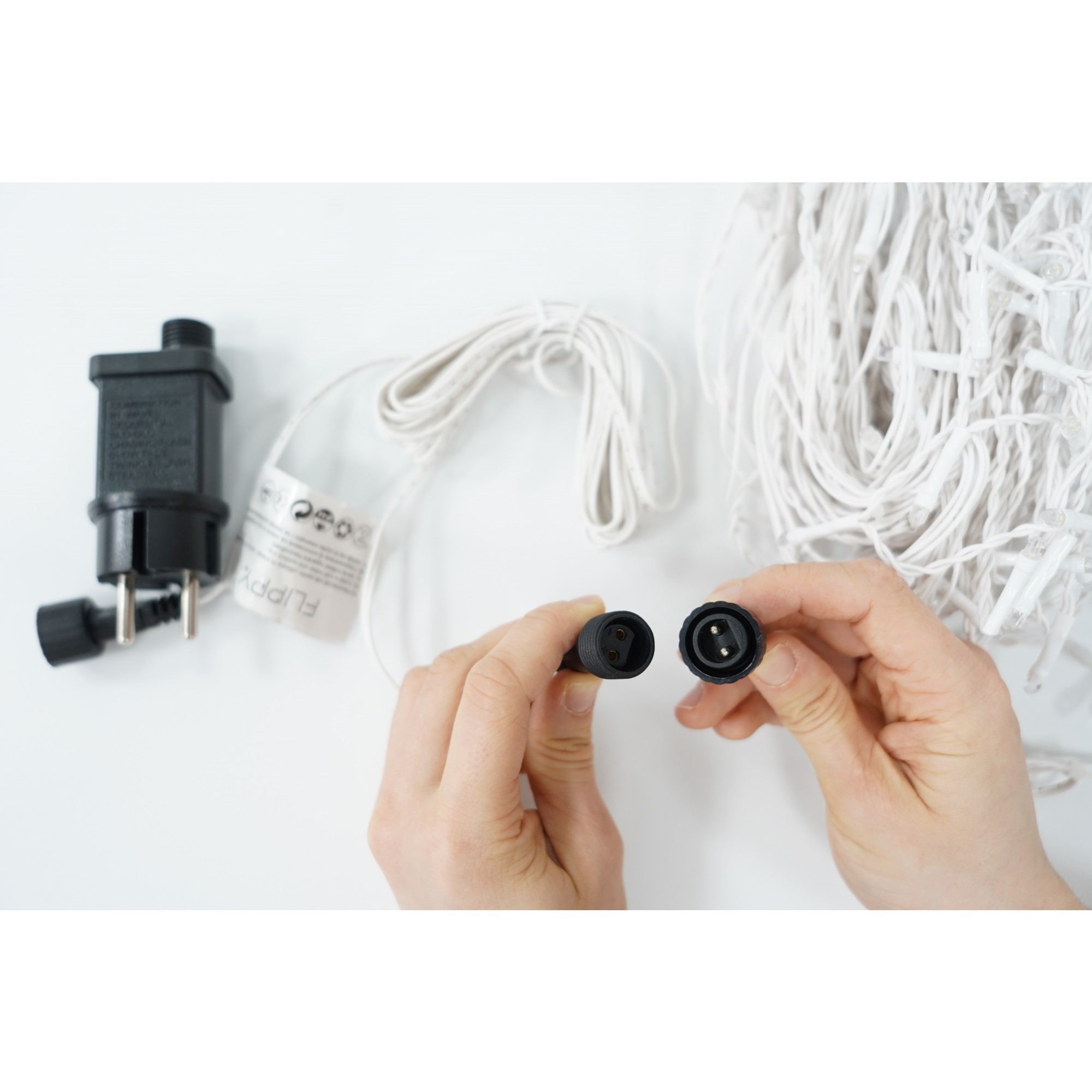 Instalatie Solara Craciun Turturi, IP44, 5 m, 143 Led-uri, Perdea Franjurata, Alb cald, 8 jocuri de lumini, cu Telecomanda, 31V, 500 mAh, Acumulator de 2400 mAh, Exterior, Prelungitor 5 m inclus, Fir Transparent, Flippy