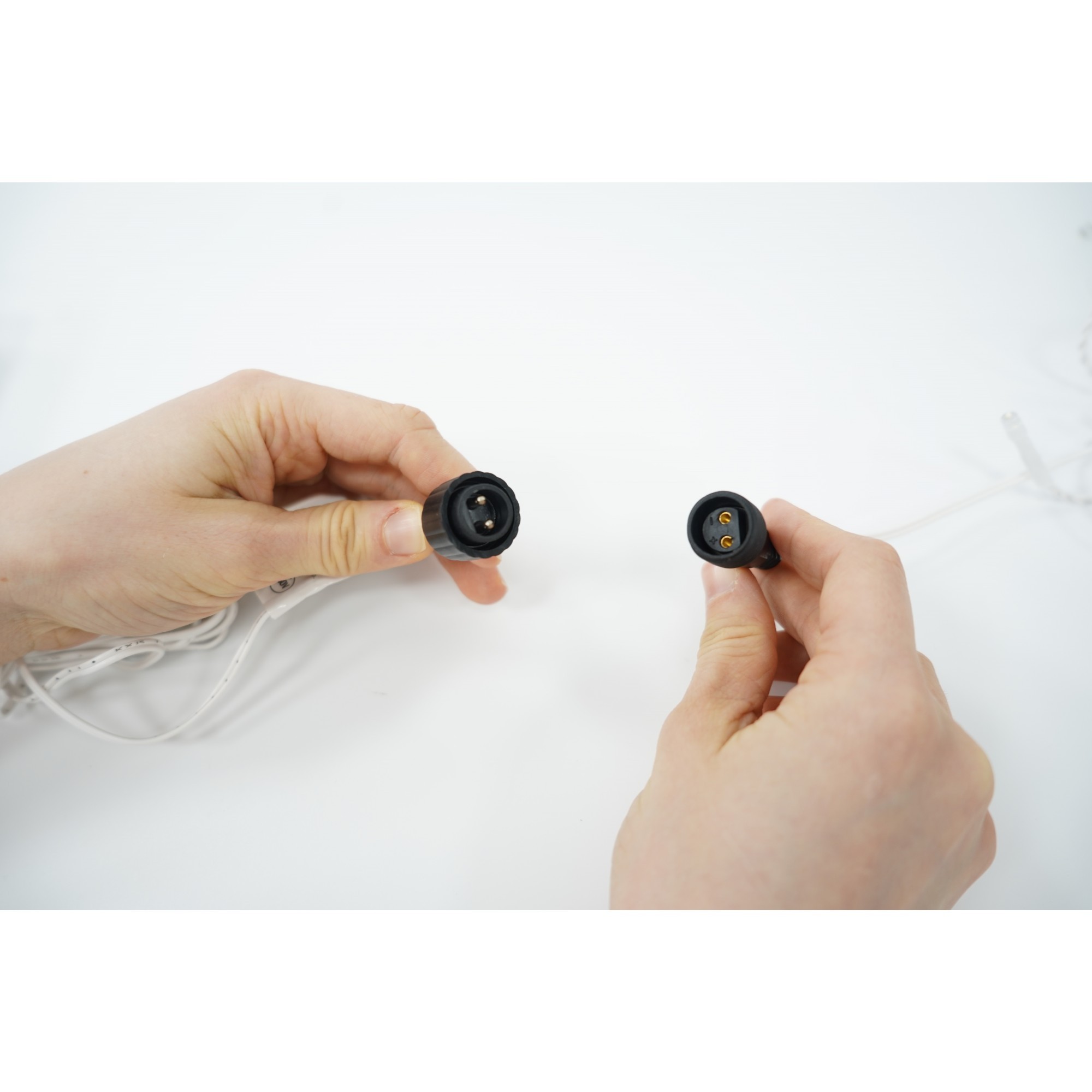 Instalatie Solara Craciun Turturi, IP44, 5 m, 143 Led-uri, Perdea Franjurata, alb rece, 8 jocuri de lumini, cu Telecomanda, 31V, 250 mAh, Acumulator de 1200 mAh, Exterior, Prelungitor 5 m inclus, Fir Alb, Flippy