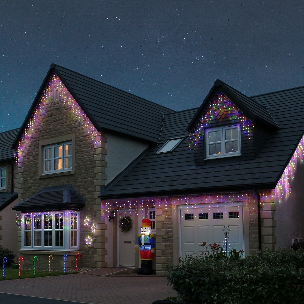 Instalatie Solara Craciun Turturi, IP44, 5 m, 143 Led-uri, Perdea Franjurata, RB-RG, 8 jocuri de lumini, cu Telecomanda, 31V, 250 mAh, Acumulator de 1200 mAh, Exterior, Prelungitor 5 m inclus, Fir Alb, Flippy