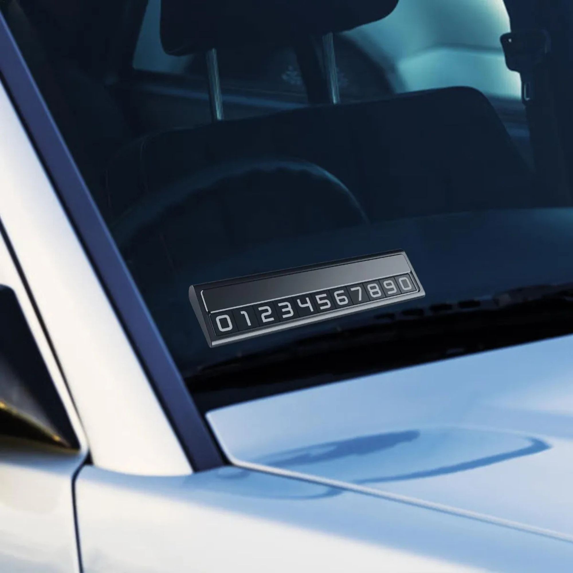 Suport Auto Numar Telefon Parcare, Flippy, Design Metalic cu Capac, Afisaj Ascuns Rabatabil, Cifre Magnetice Fluorescente, 11.8 x 3 x 1 cm, Negru 