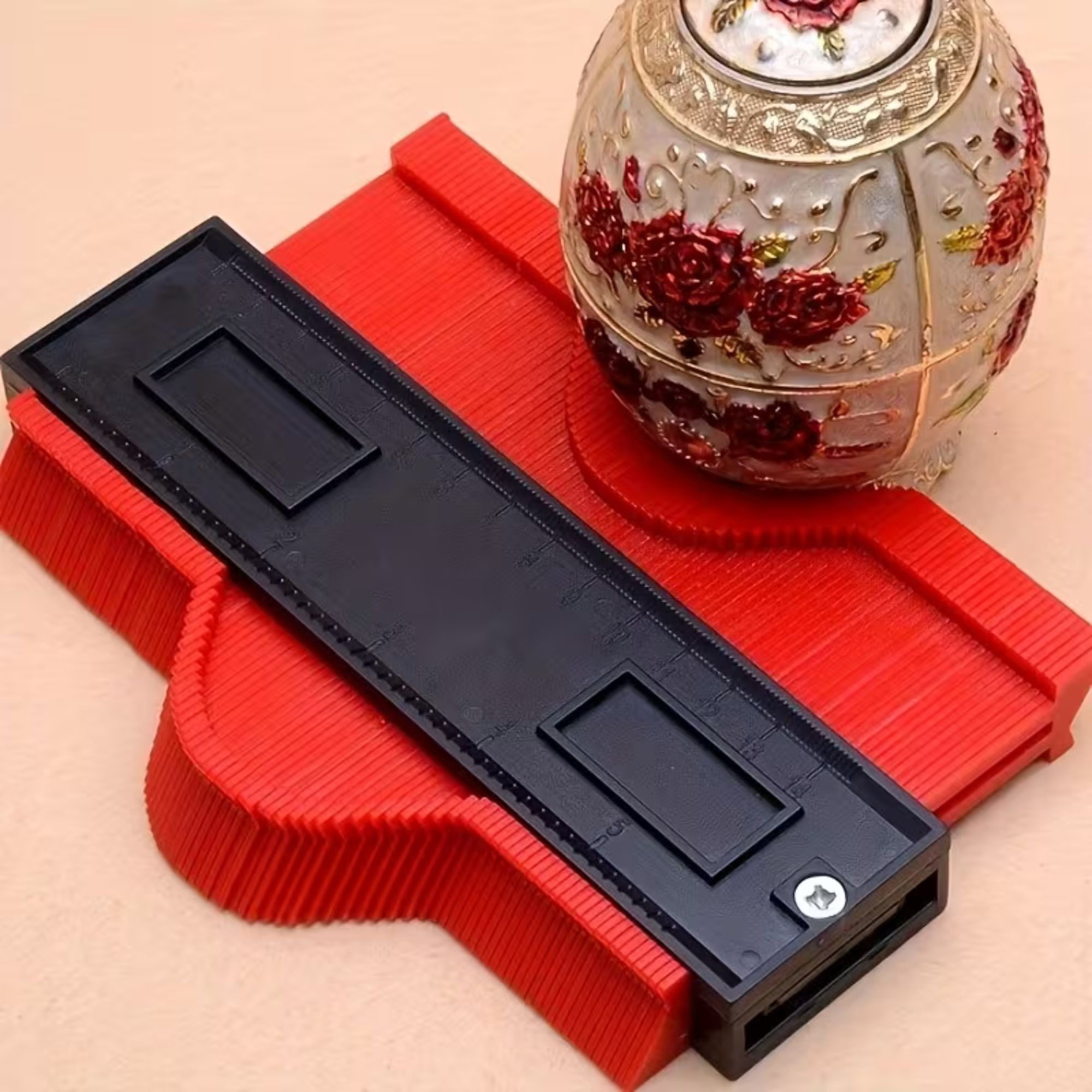 Sablon Masurare Contur, Flippy, Cu Rigla Integrata, pentru Copiere Unghiuri si Forme Neregulate, Plastic Rezistent, 14.6 x 10.5 cm, Rosu/Negru