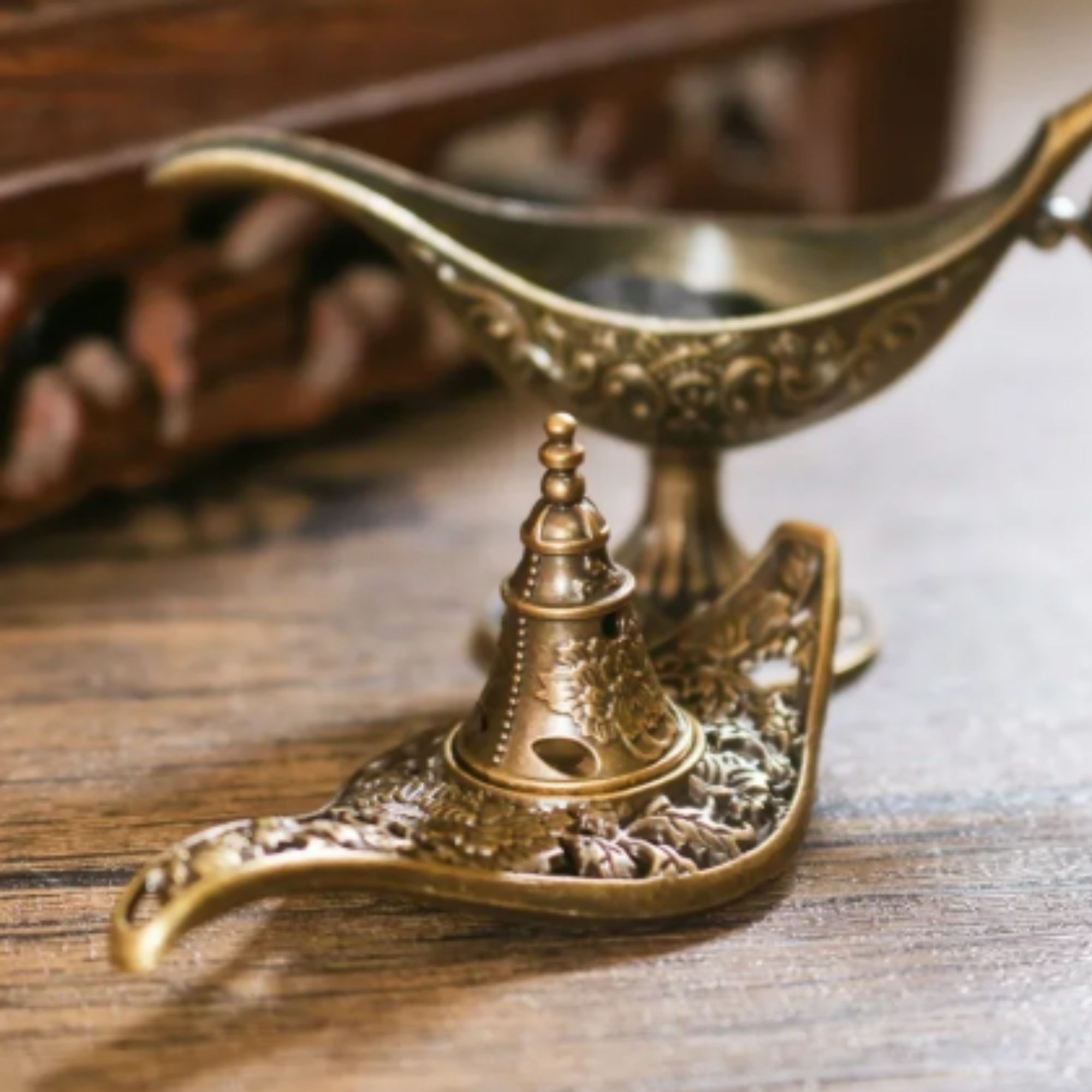 Arzator Tamaie, Flipppy, Model Lampa Aladin, Aliaj, Dimensiune Mica, cu Maner si Capac, Lampa Decorativa Vintage, 3.2 x 9 x 6 cm, Bronz