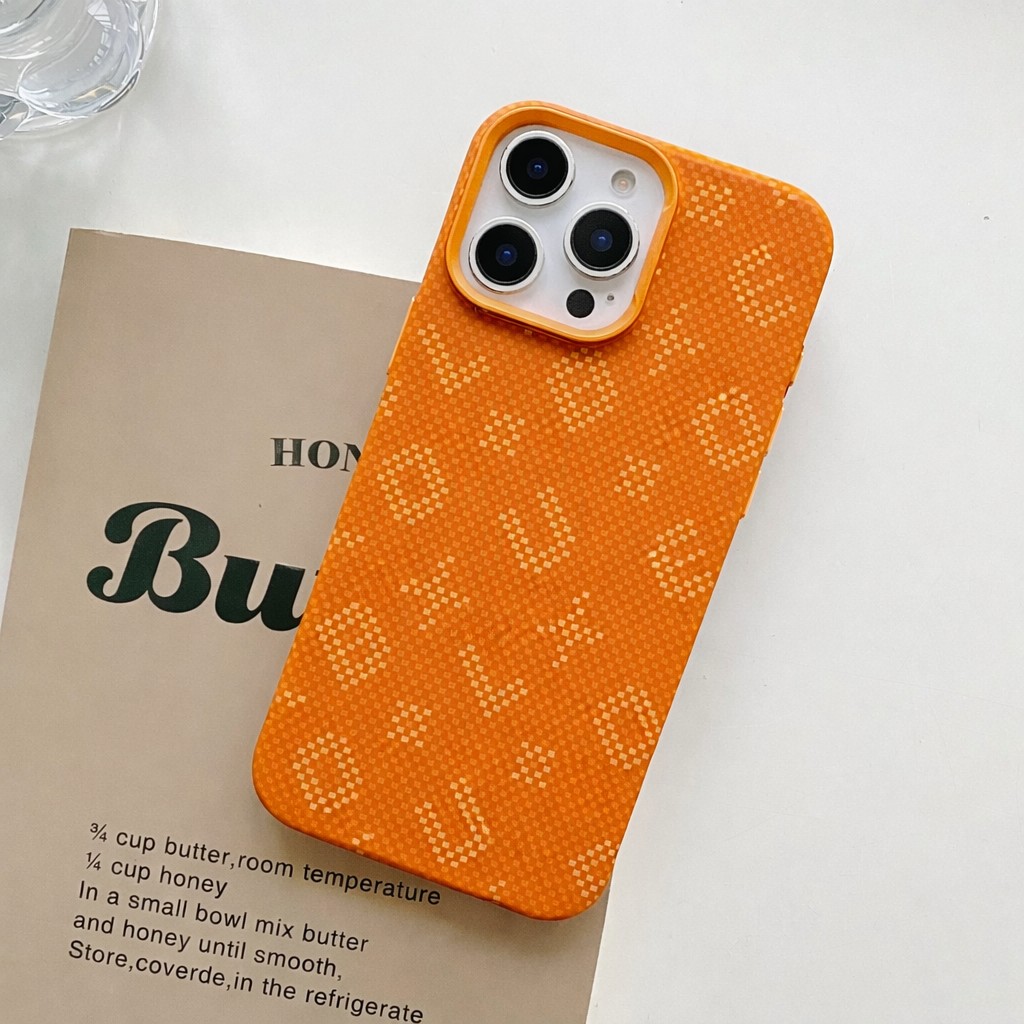 Carcasa Magnetica, Flippy, Compatibila Apple iPhone 15, din Fibra de Carbon, Litere Fosforescente, Portocaliu