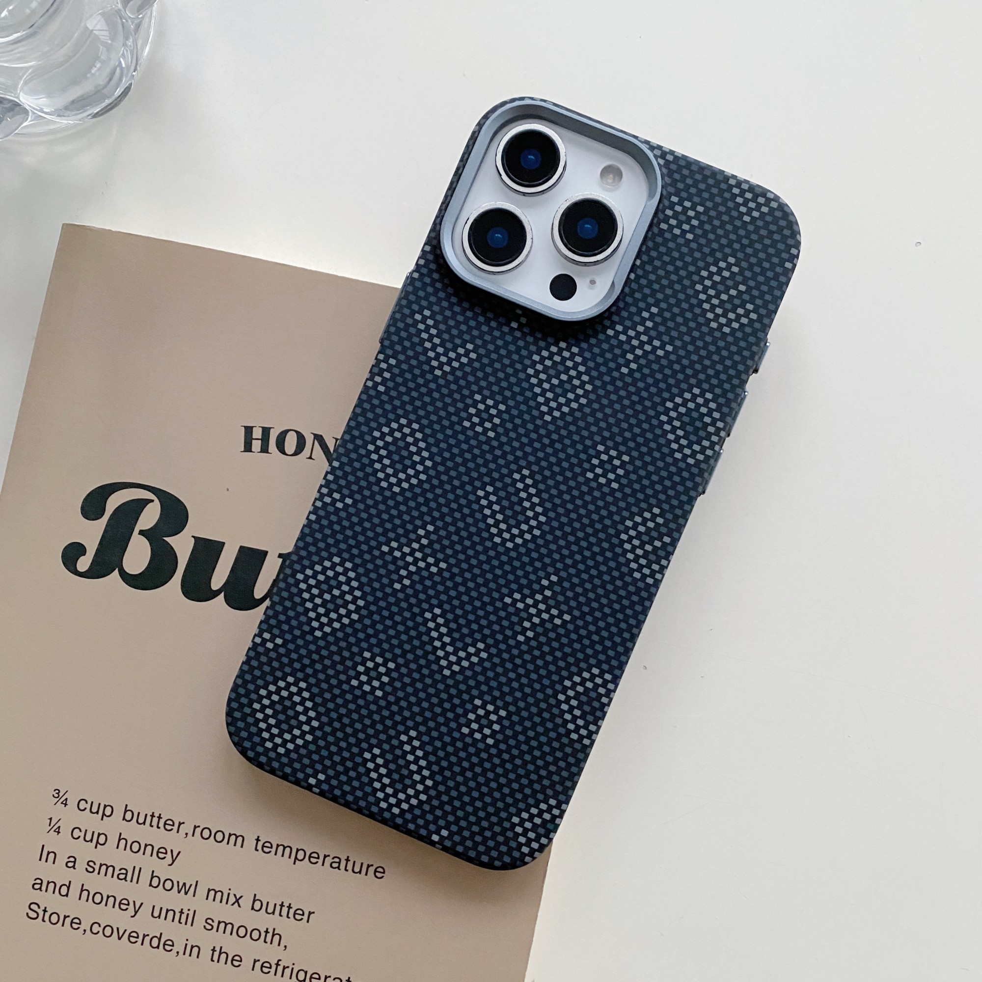 Carcasa Magentica, Flippy, din Fibra de Carbon, pentru iPhone 15, Portocaliu