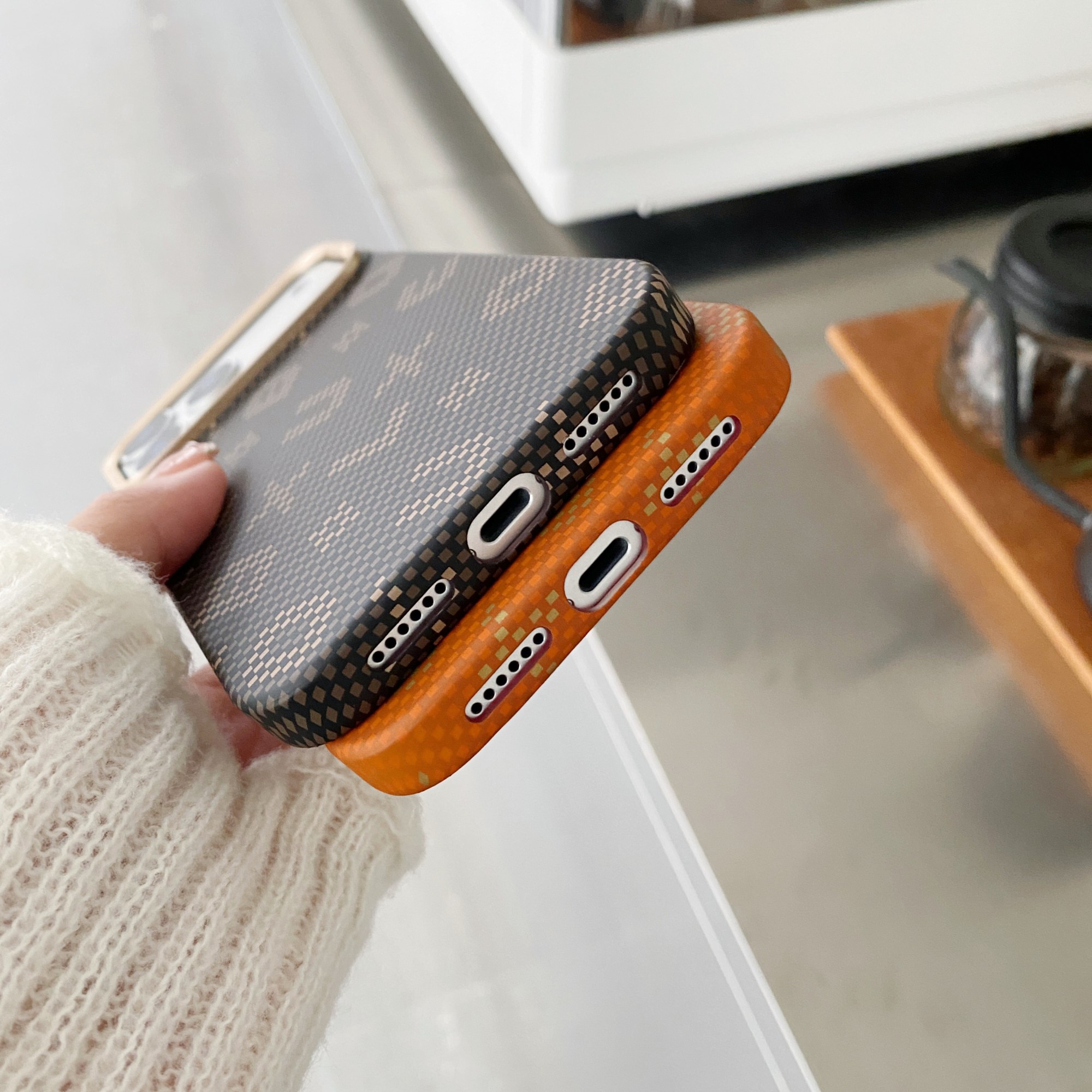 Carcasa Magentica, Flippy, din Fibra de Carbon, pentru iPhone 15 Pro Max, Portocaliu