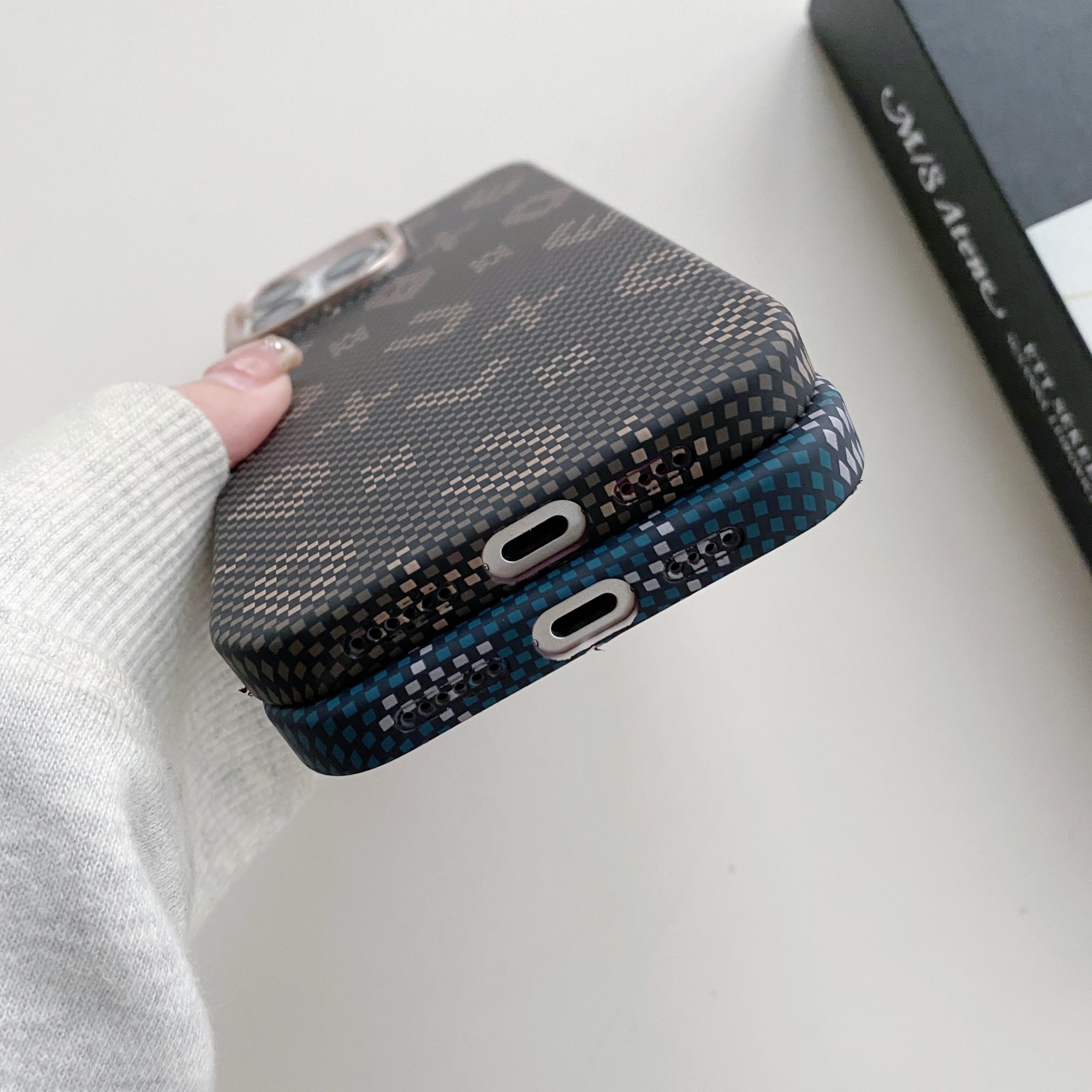 Carcasa Magentica, Flippy, din Fibra de Carbon, pentru iPhone 17 Pro, Portocaliu