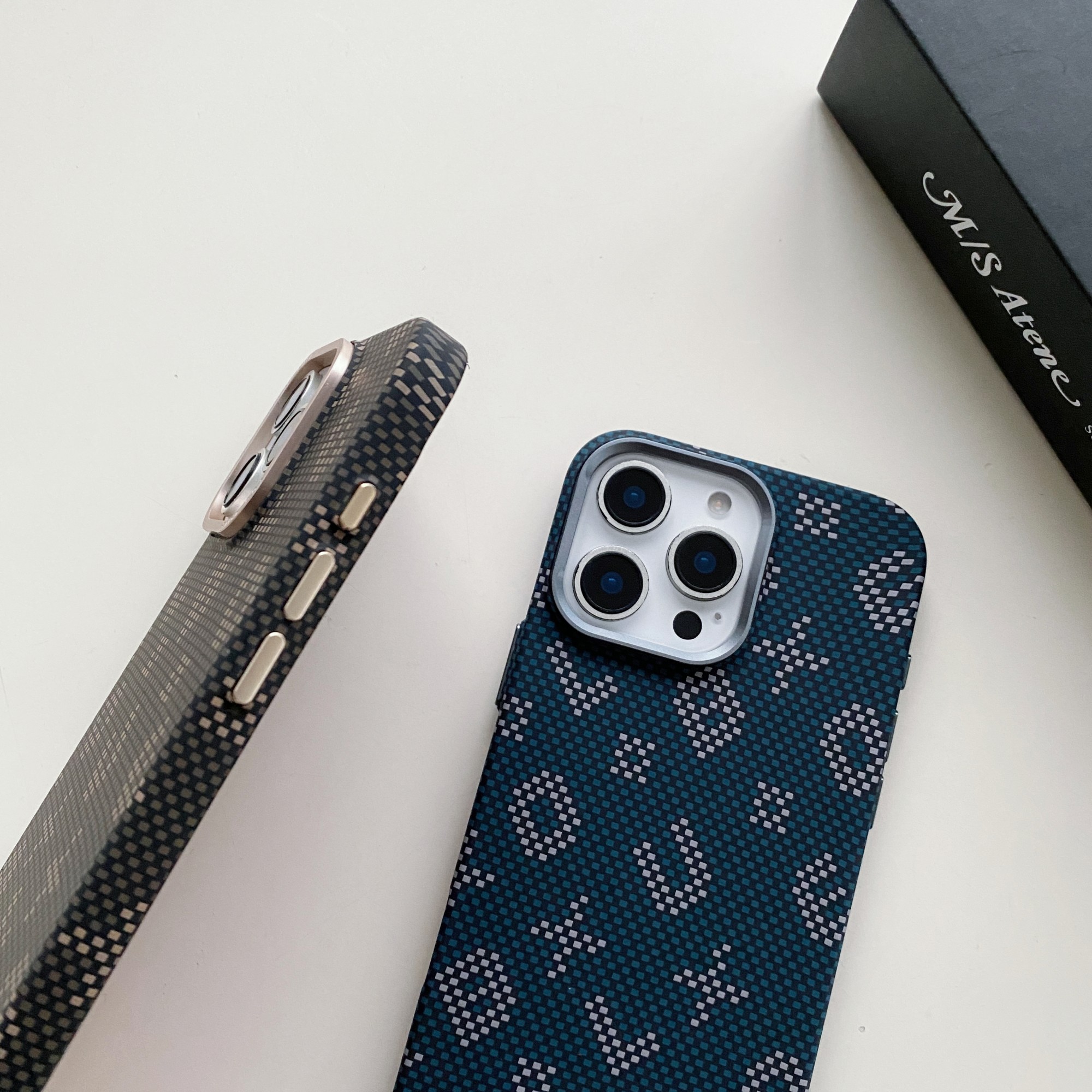 Carcasa Magnetica, Flippy, din Fibra de Carbon, pentru iPhone 15 Pro, Maro