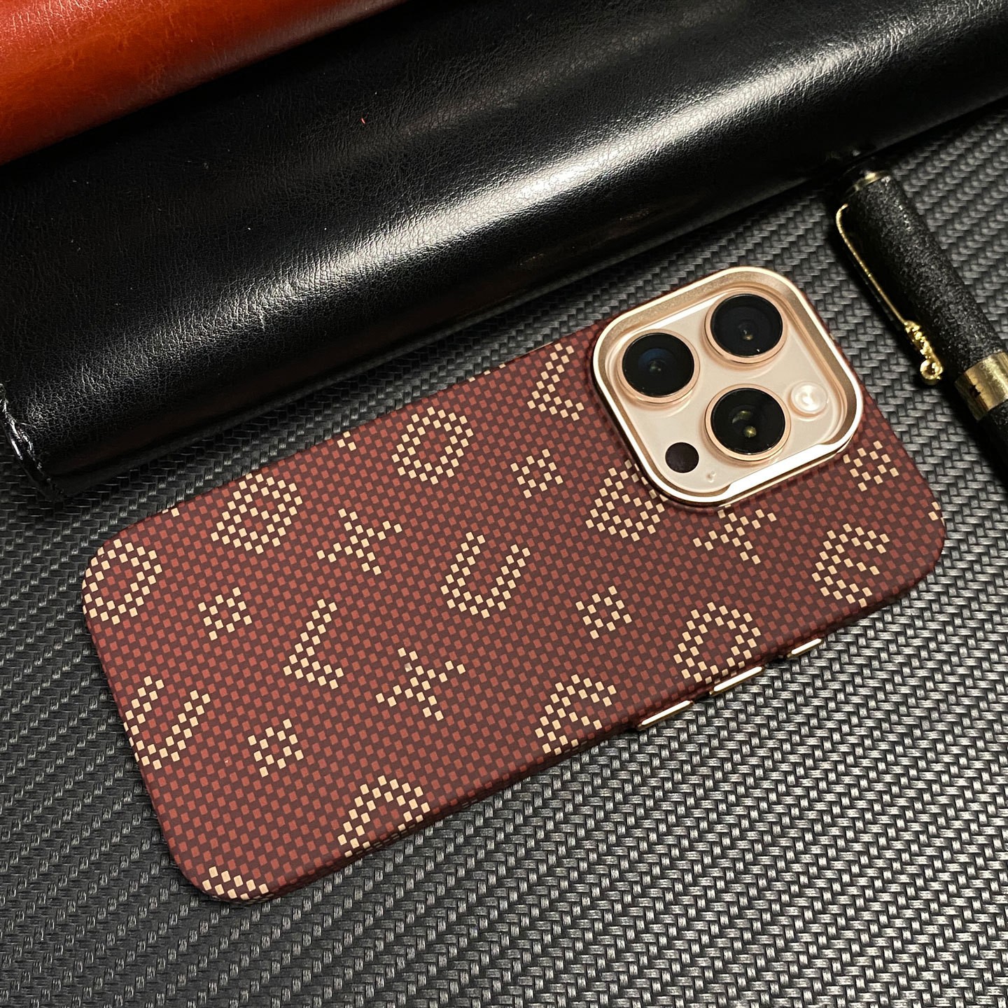 Carcasa Magnetica, Flippy, Compatibila Apple iPhone 15 Pro Max, din Fibra de Carbon, Litere Fosforescente, Maro