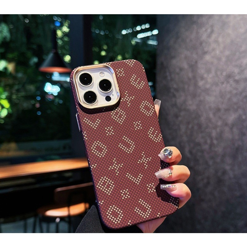 Carcasa Magnetica, Flippy, Compatibila Apple iPhone 15 Pro Max, din Fibra de Carbon, Litere Fosforescente, Maro