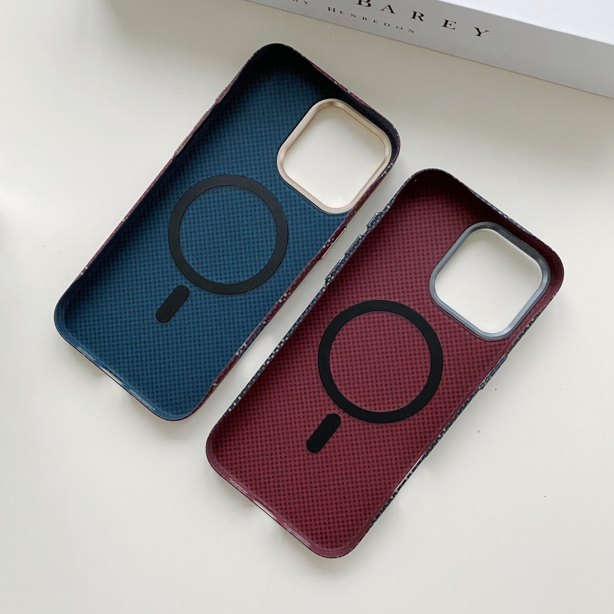 Carcasa Magnetica, Flippy, Compatibila Apple iPhone 16 Pro, din Fibra de Carbon, Litere Fosforescente, Maro