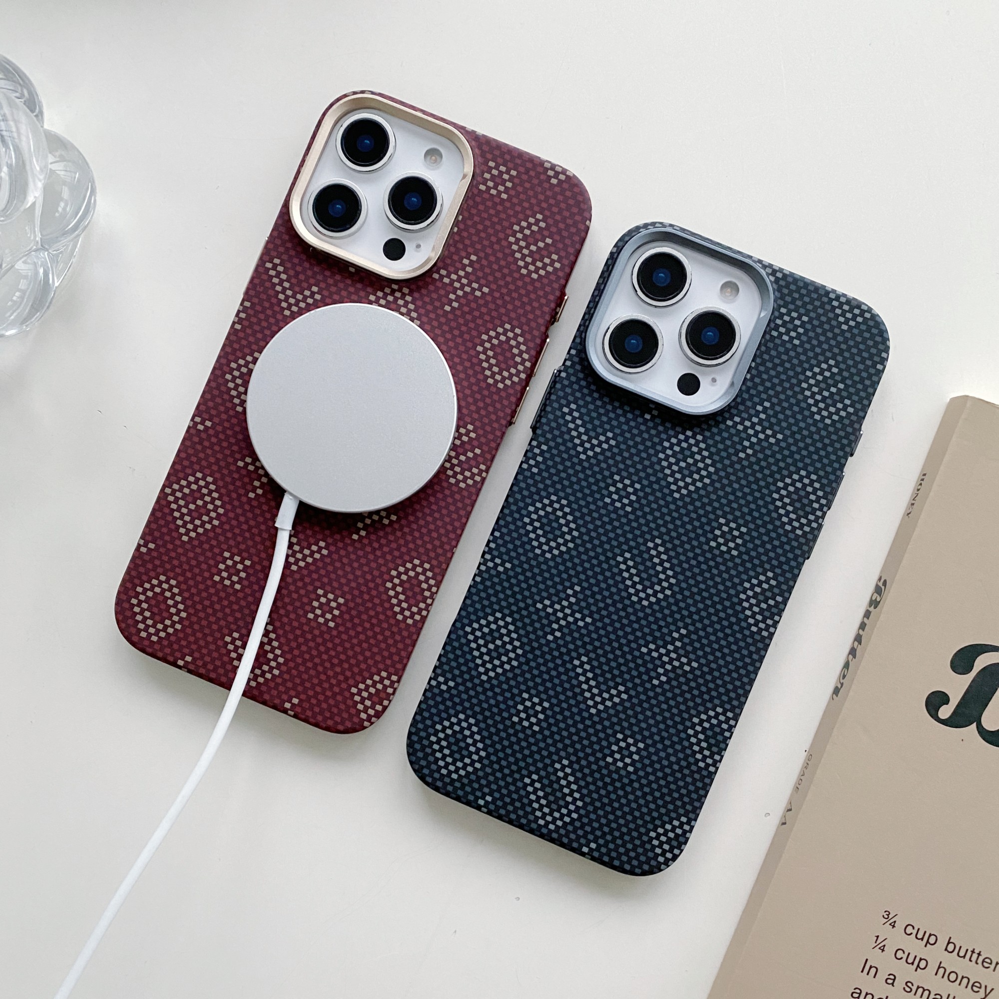 Carcasa Magnetica, Flippy, din Fibra de Carbon, pentru iPhone 16 Pro Max, Maro