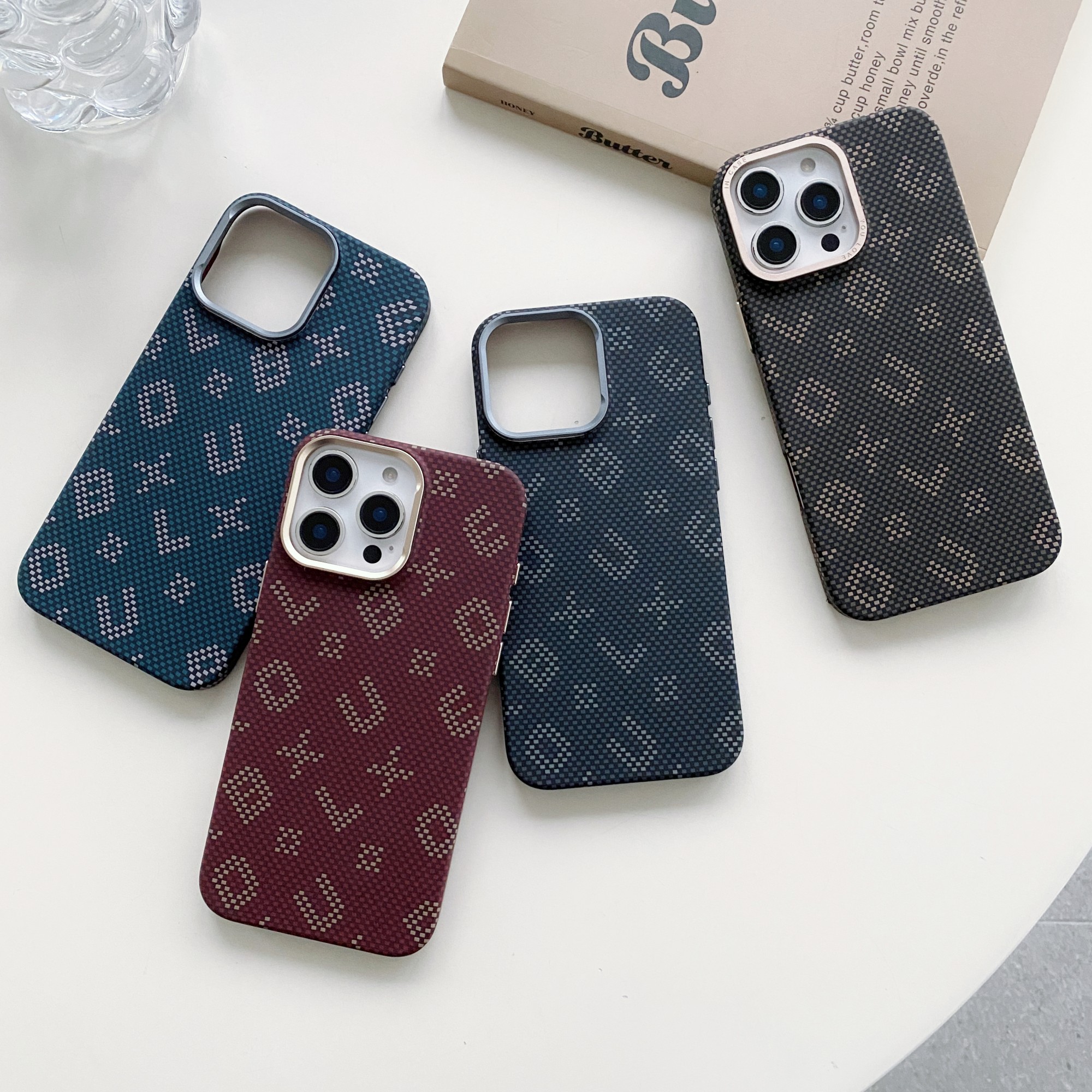 Carcasa Magnetica, Flippy, din Fibra de Carbon, pentru iPhone 17, Maro