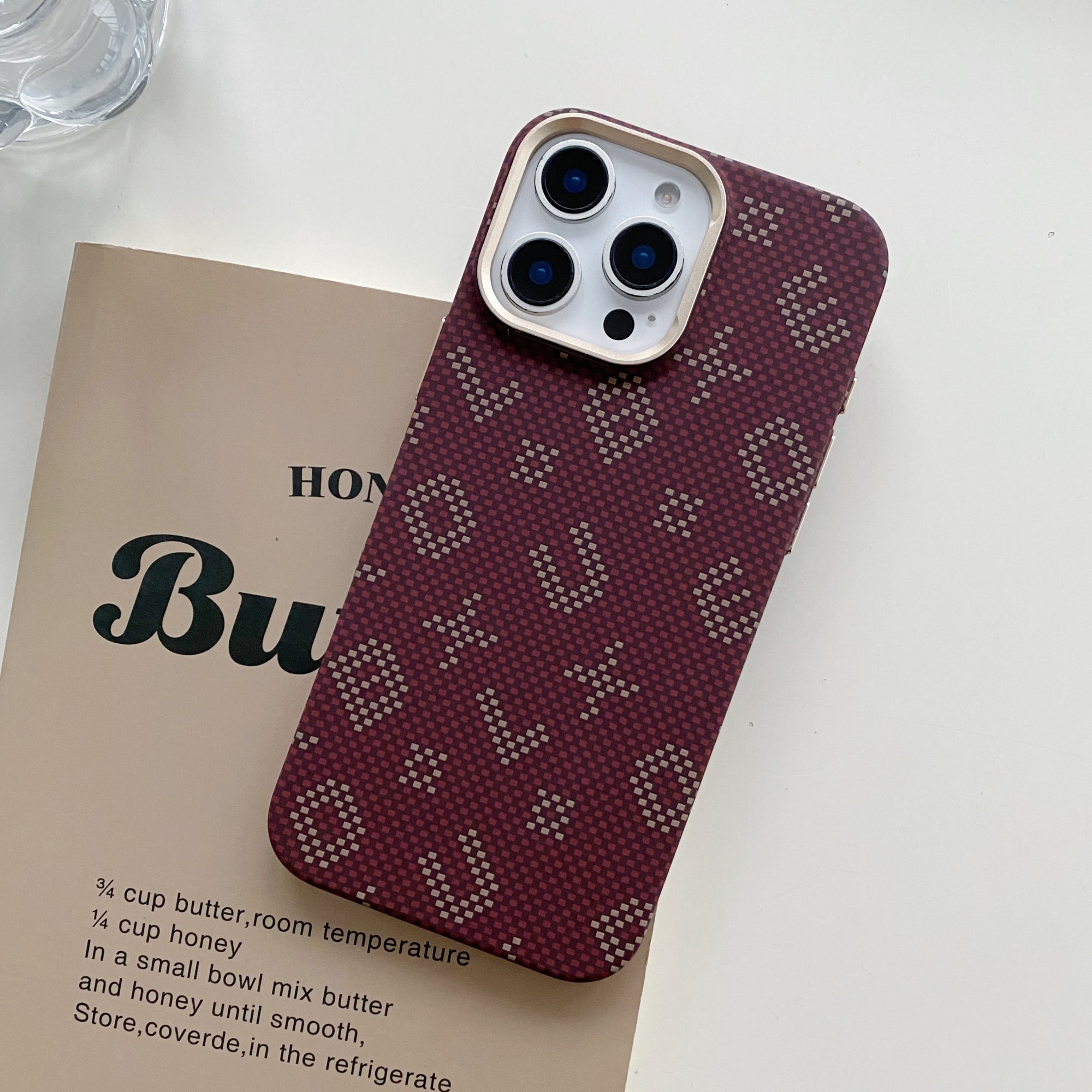 Carcasa Magnetica, Flippy, din Fibra de Carbon, pentru iPhone 17, Maro