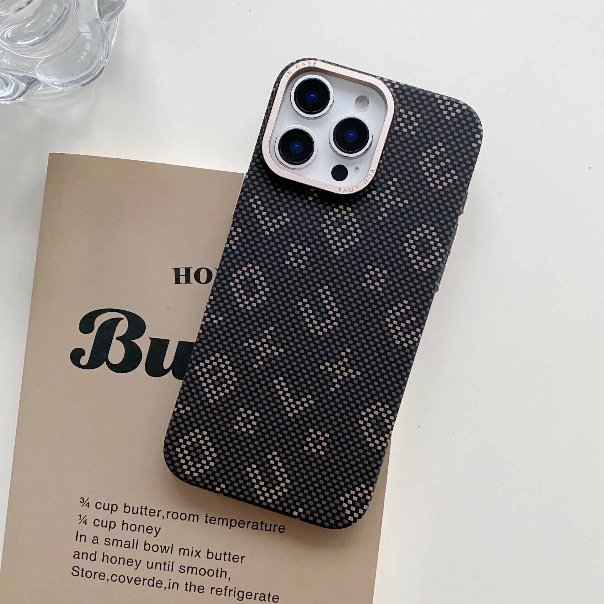 Carcasa Magnetica, Flippy, din Fibra de Carbon, pentru iPhone 17 Pro, Maro