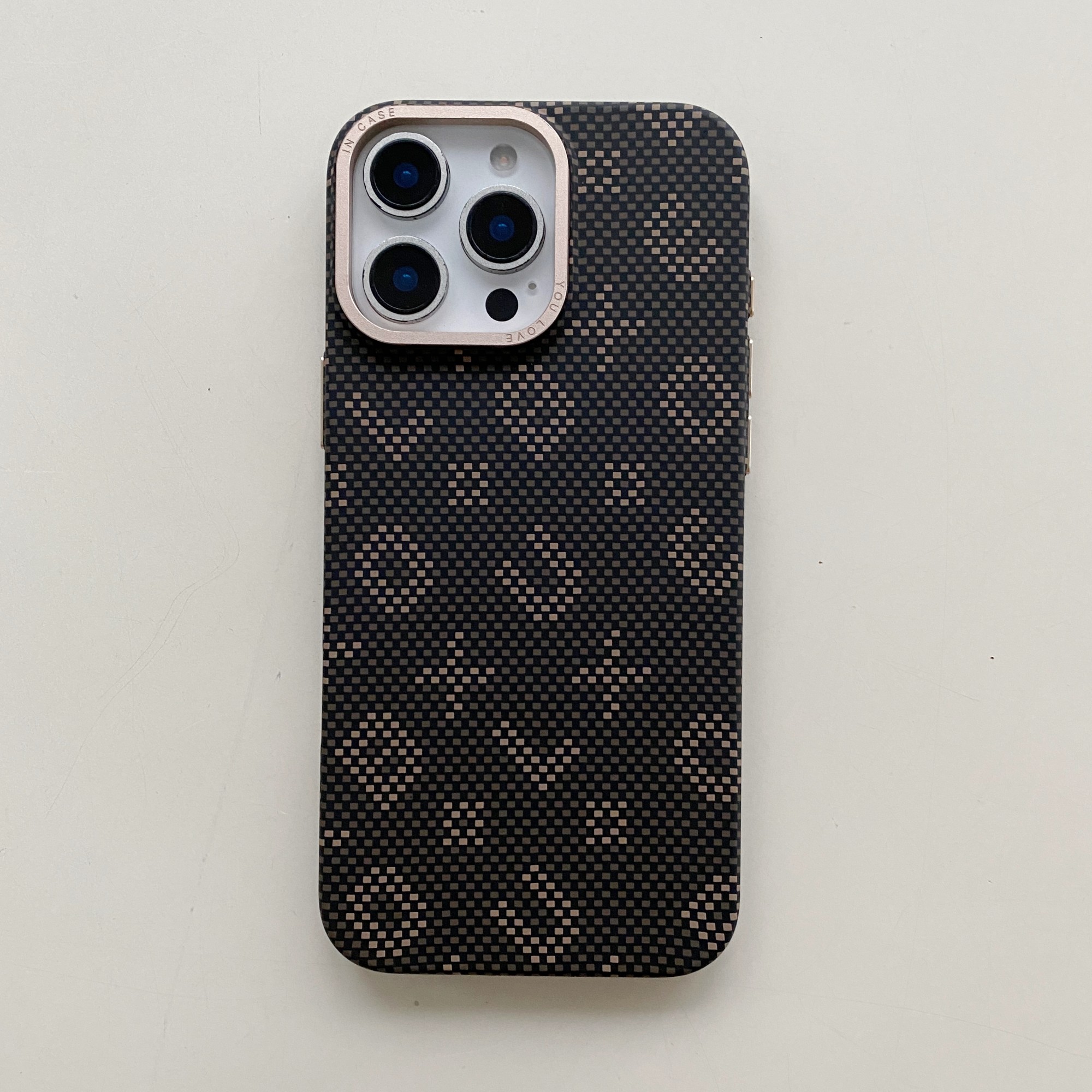 Carcasa Magnetica, Flippy, din Fibra de Carbon, pentru iPhone 17 Pro, Maro
