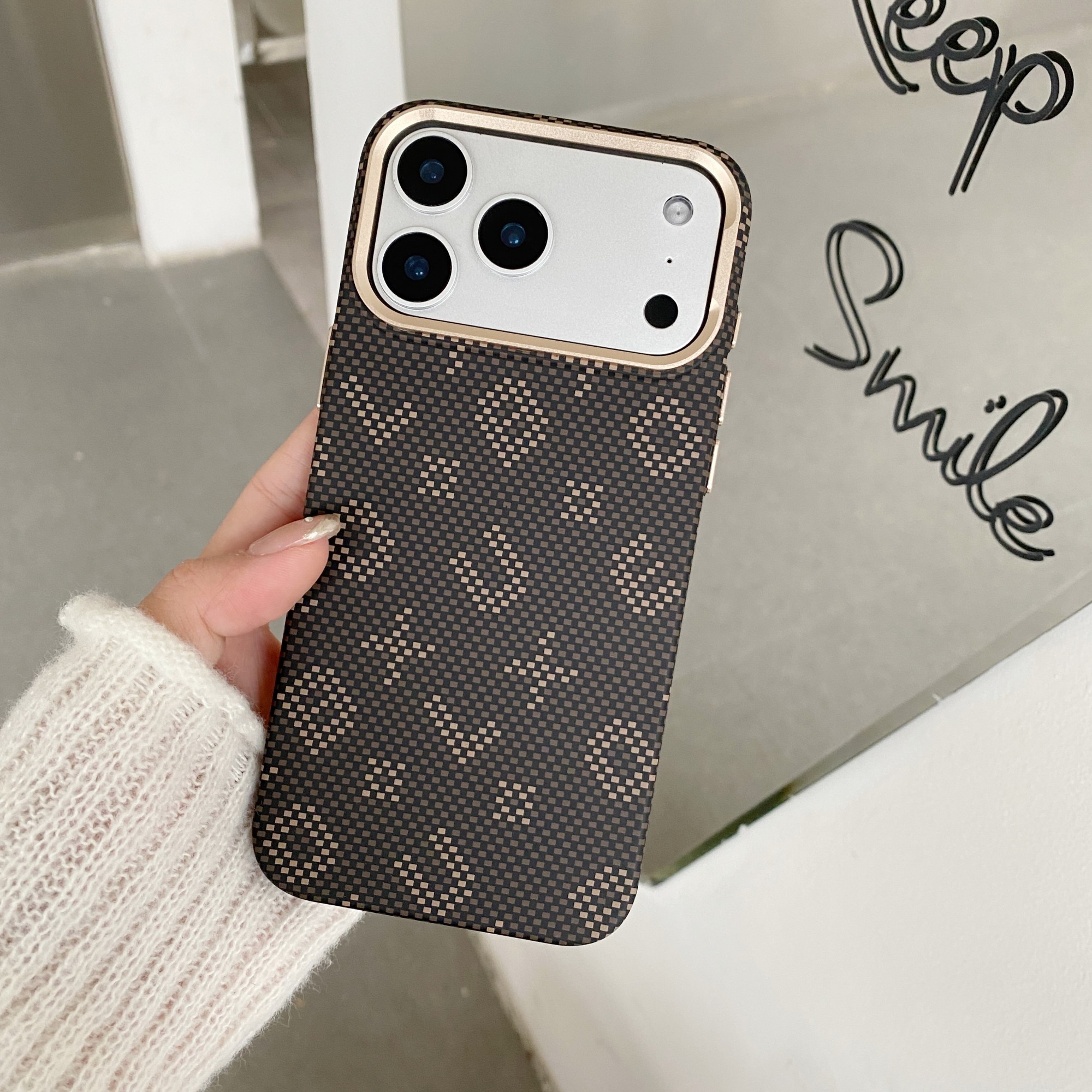 Carcasa Magnetica, Flippy, din Fibra de Carbon, pentru iPhone 17 Pro, Maro