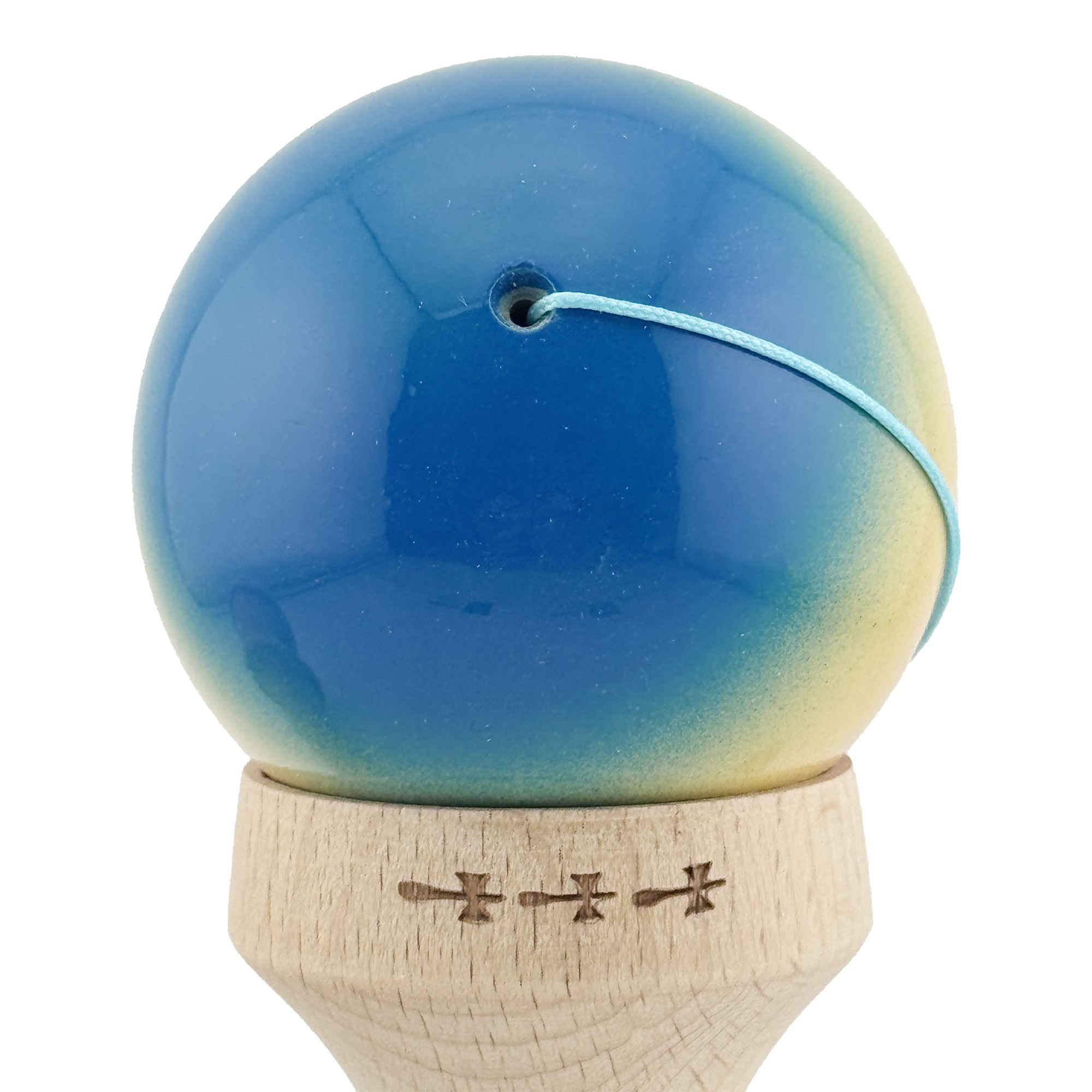 Kendama X Originala, Profesionala, Flippy, Super Sticky cu Cupe Mari KING SIZE V3, Gaura in Baza, Rulment Metalic, din lemn 18 cm, Ata 62/65 cm, Gradient Albastru/Galben/Rosu