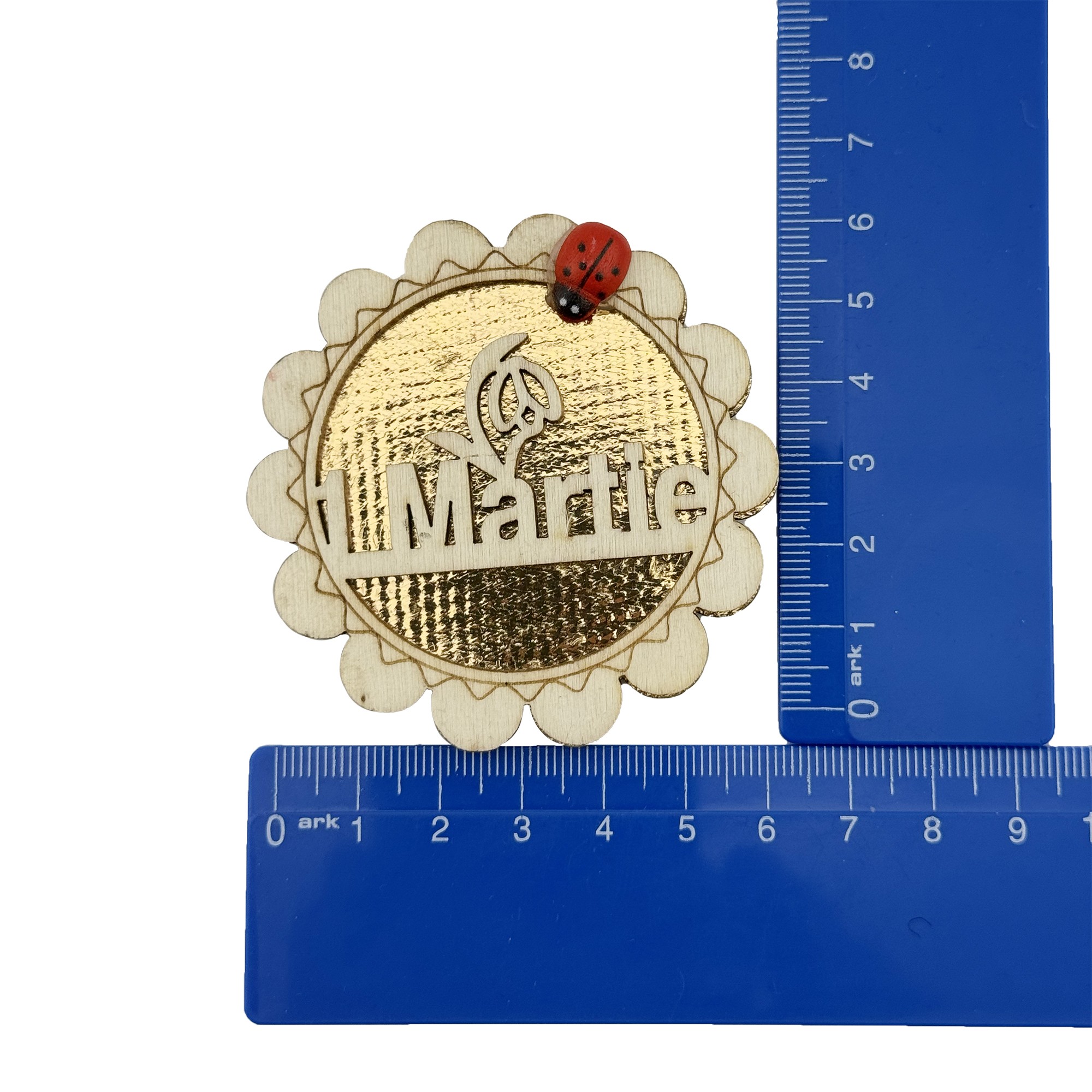 Set 100 bucati Martisor din Lemn cu Magnet, Jolie, Model Floare cu Scris 1 Martie, Decor Buburuza, Insertie Aurie