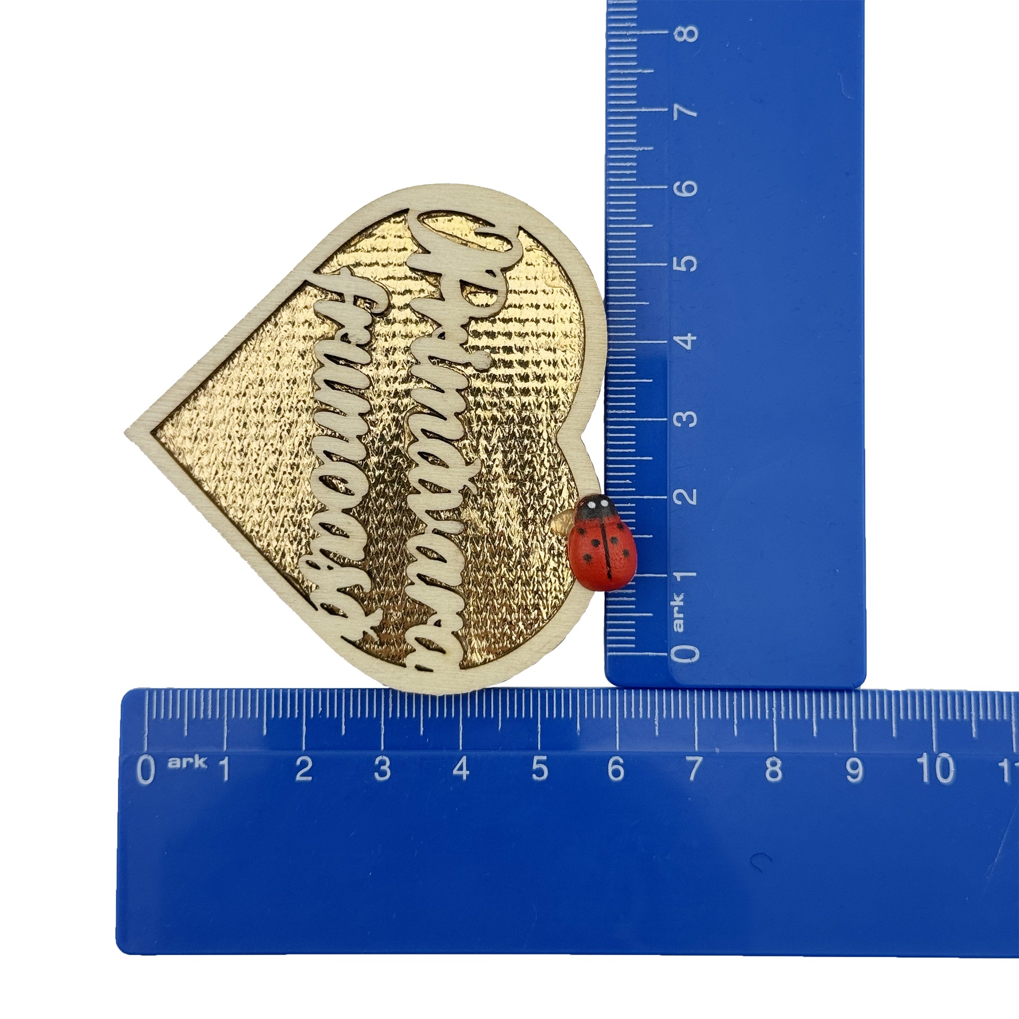 Set 100 bucati Martisor din Lemn cu Magnet, Jolie, Model Inima cu Scris O Primavara Frumoasa, Decor Buburuza, Insertie Aurie