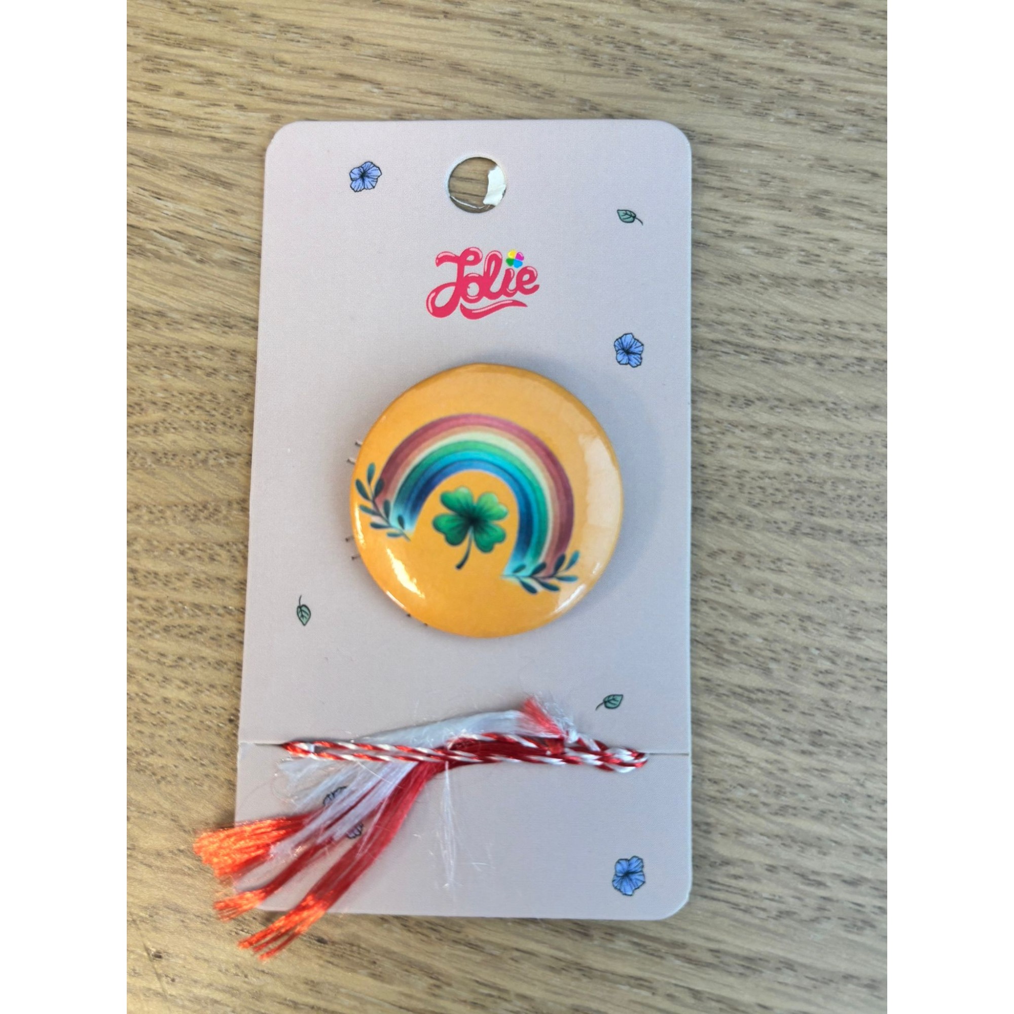 Martisor Insigna Copii - Martisor pentru copii, Brosa, Material Metal, Ambalaj Carton cu Design, Model Curcubeu