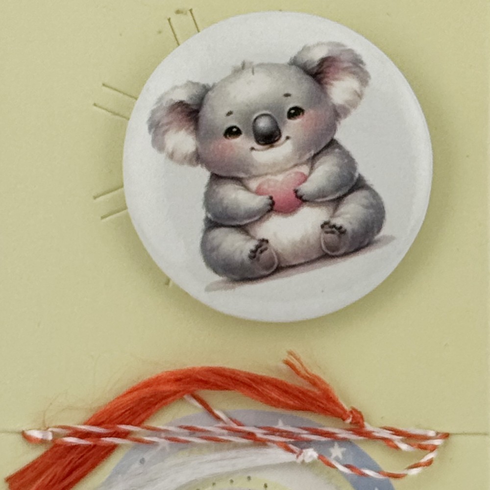 Martisor cu Brosa pentru copii, Jolie, Material Metal, Ambalaj Carton cu Design, Model Urs Koala, Gri/Alb