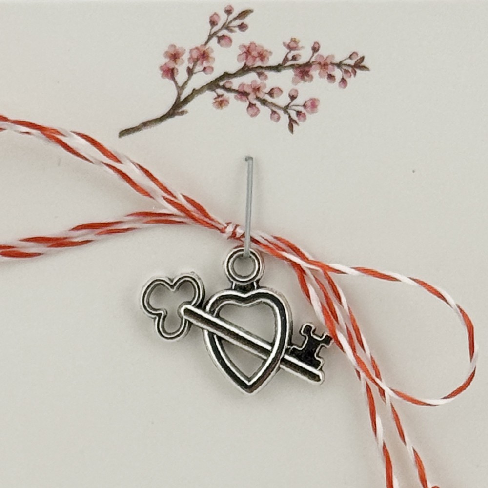 Martisor Traditional, Jolie, Model INIMA cu CHEIE, cu Snur Impletit Alb/Rosu, 8.5 x 5.5 cm, Argintiu