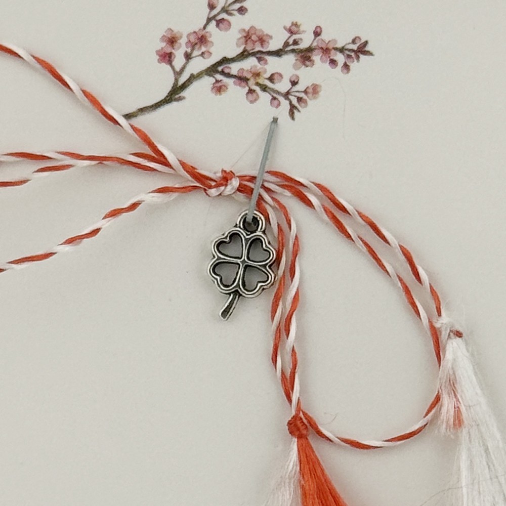 Martisor Traditional, Jolie, Model TRIFOI 3, cu Snur Impletit Alb/Rosu, 8.5 x 5.5 cm, Argintiu